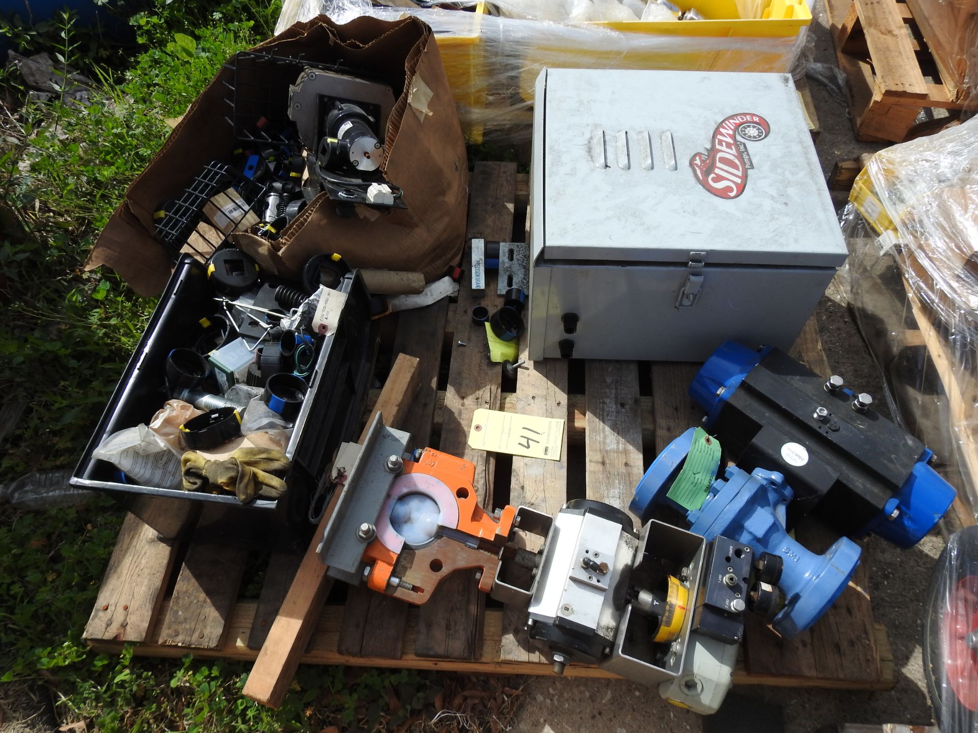 Lot of Valve Actuators w/ Valves and assorted Parts ** Located: 4402 Theiss Rd, Houston, TX - Image 4 of 4