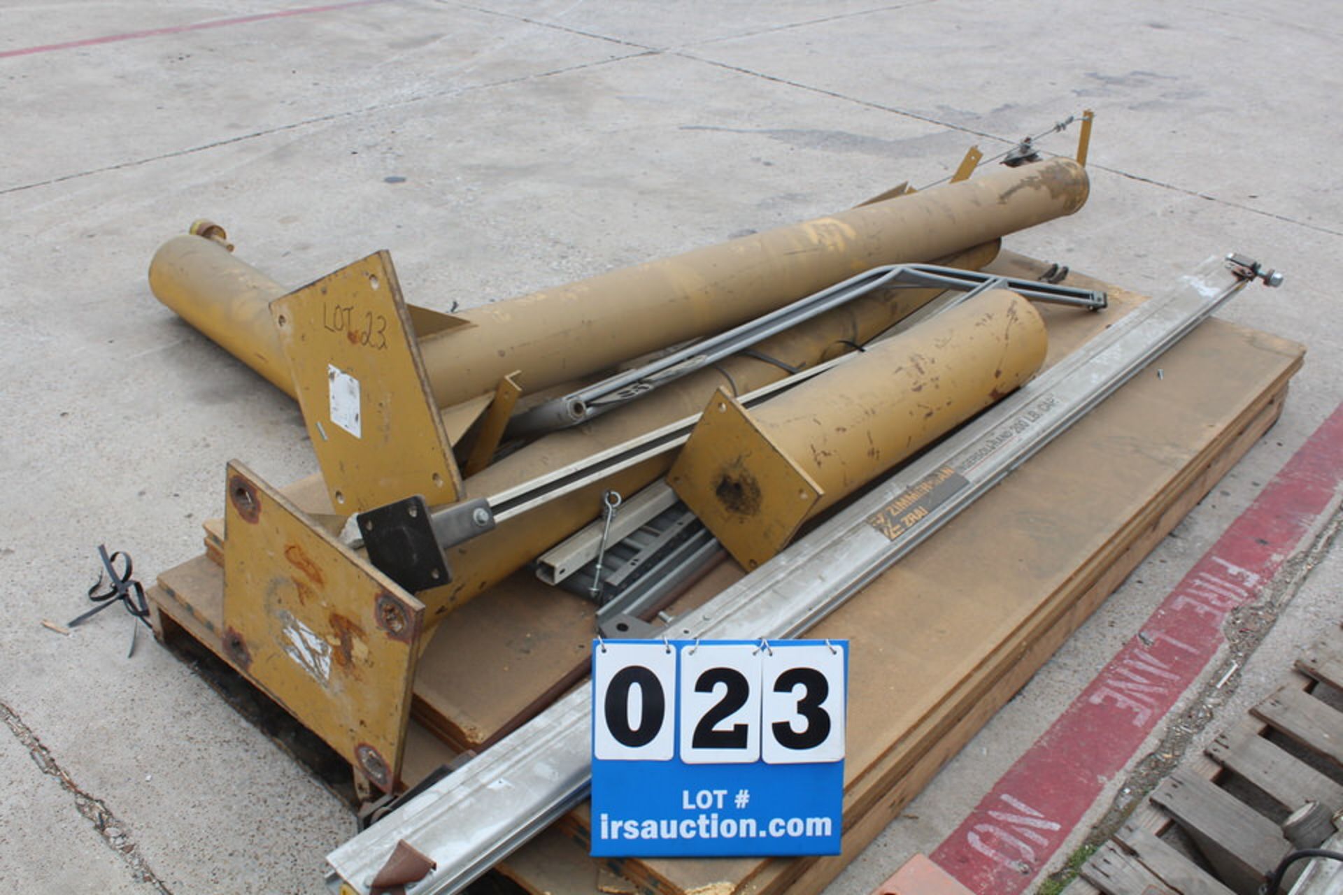 ASST JIB CRANE PARTS, 7' UPRIGHTS, CONTREX 1/4 T ENGERSOL RAND 200 LB CAP