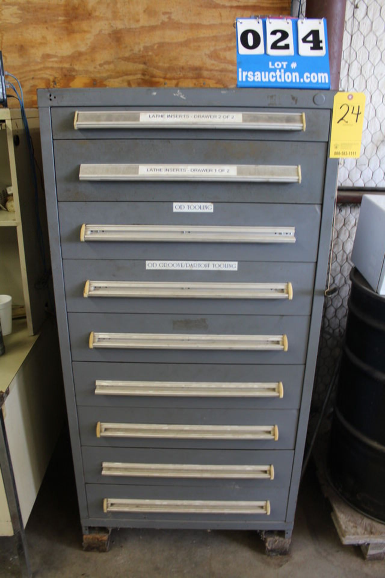 LYON 9 DRAWER HD TOOL CABINET W/ CONT: LATHE INSERTS, TOOL BARS, ASST LATHE TOOLING