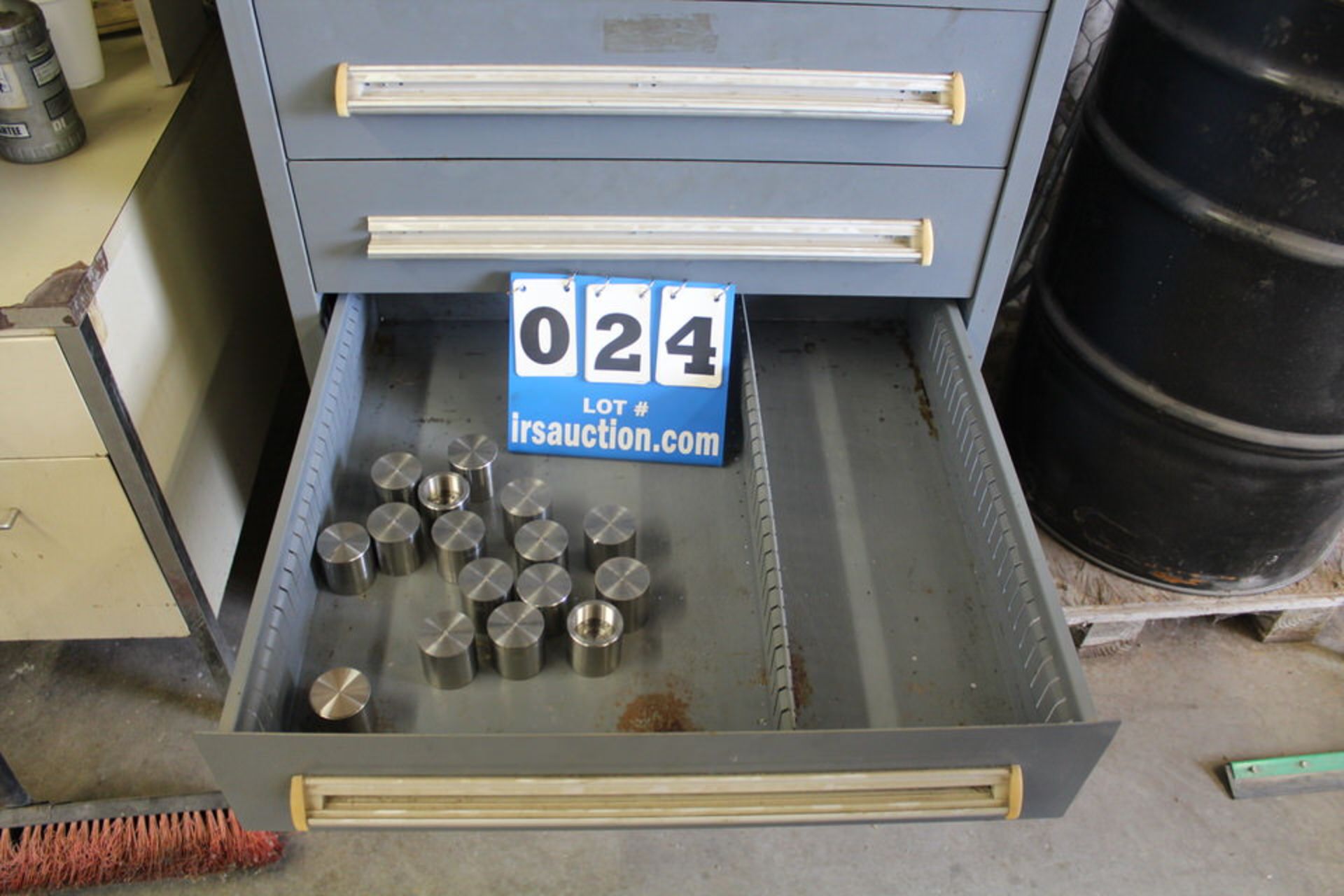 LYON 9 DRAWER HD TOOL CABINET W/ CONT: LATHE INSERTS, TOOL BARS, ASST LATHE TOOLING - Image 7 of 7