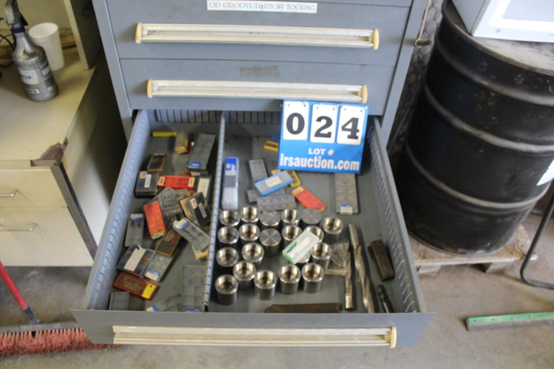 LYON 9 DRAWER HD TOOL CABINET W/ CONT: LATHE INSERTS, TOOL BARS, ASST LATHE TOOLING - Image 6 of 7