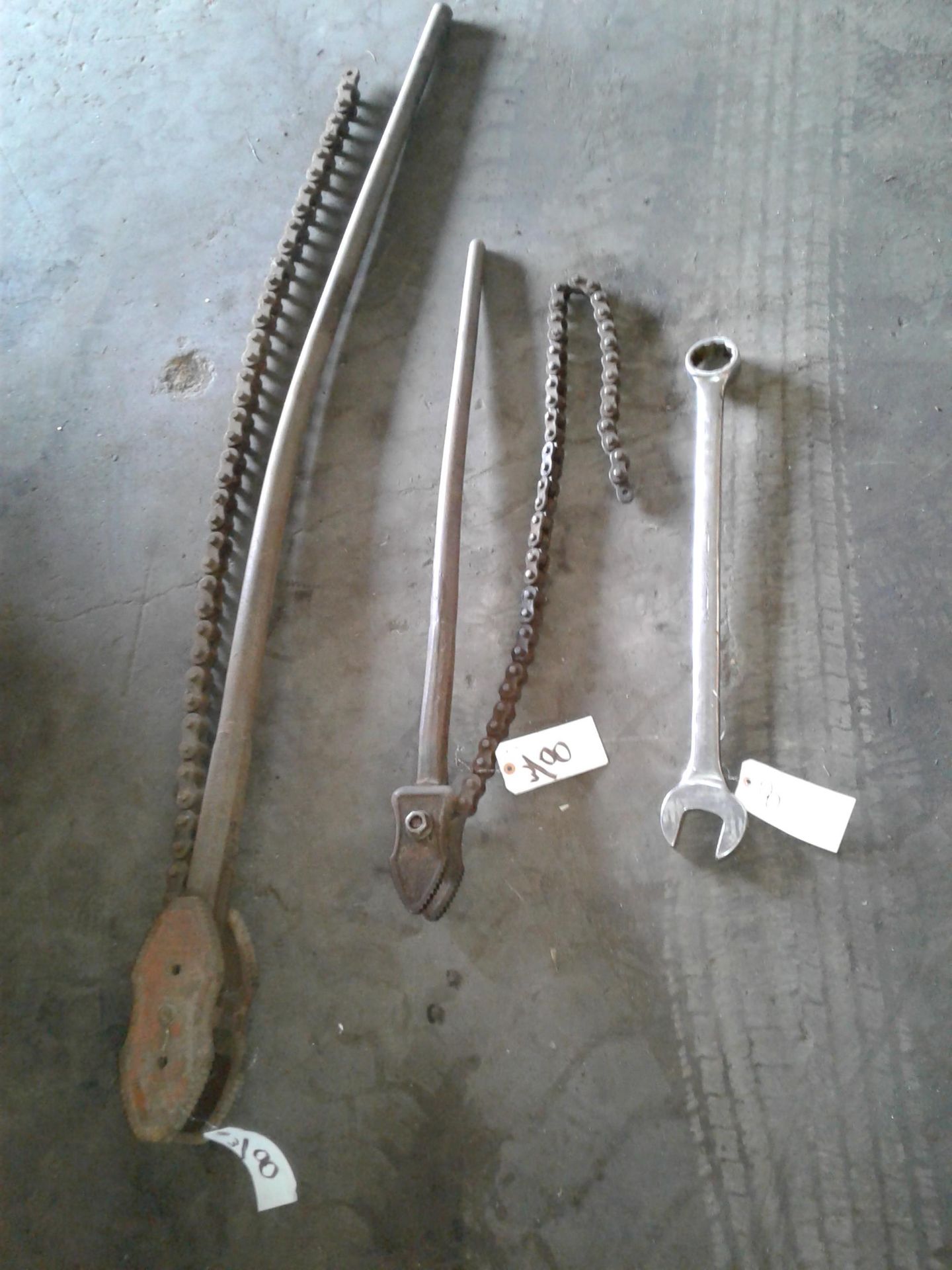LOT (1) 36 INCH PIPE WRENCH, (1) 1-3/4” COMBINATION WRENCH, (2) PIPE CHAIN WRENCH (LOCATION: 2622