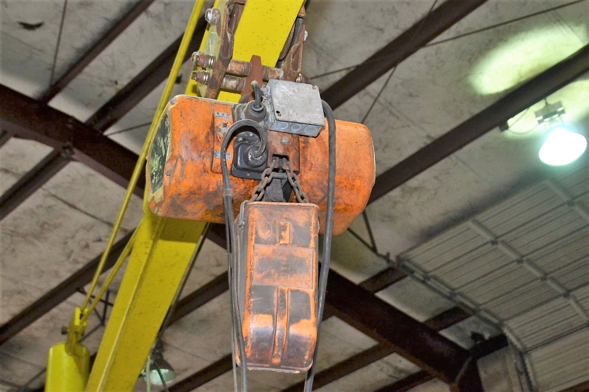 FLOOR JIB 1 TON CAP WITH 1 TON JET ELECTRIC CHAIN HOIST, PENDENT CONTROL, 97” HOOK HIEGHT, EST. 18 - Image 2 of 2