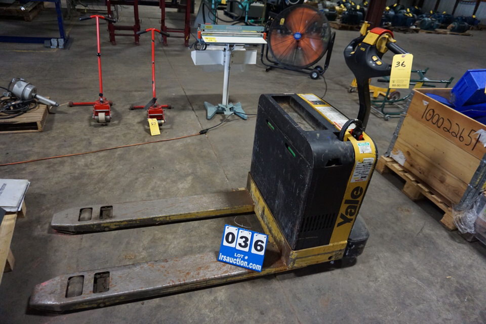 YALE ELEC PALLET JACK, MDL:MPB040-EN24T2748, 24V, 4,000 LB CAP (Location: 903 Blue Starr, Claremore,