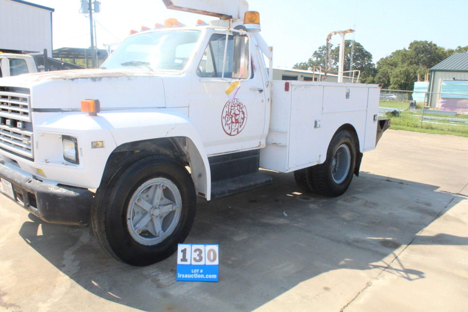 1983 FORD F600 BUCKET TRUCK, 370, V8, GAS POWERED, 5 SPEED, MANUAL TRANS, MILES:77,551, VIN: - Image 3 of 3