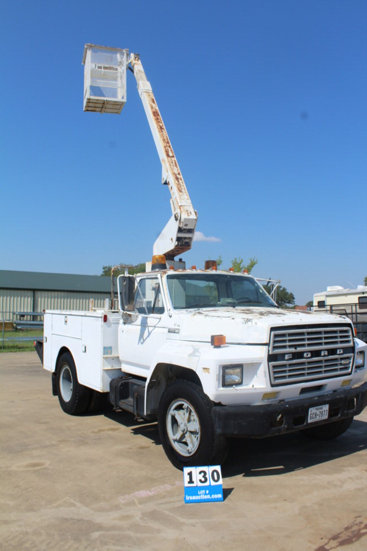 1983 FORD F600 BUCKET TRUCK, 370, V8, GAS POWERED, 5 SPEED, MANUAL TRANS, MILES:77,551, VIN: