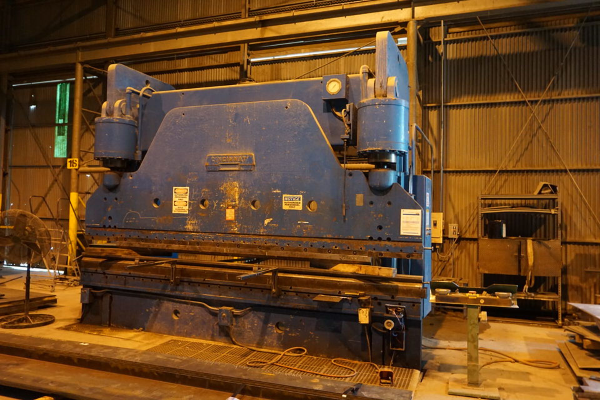 500 TON X 14' CINCINNATI HYDRAULIC PRESS BRAKE, LOCATION: 2400 NE 36TH STREET, FORT WORTH, TX 76111 - Bild 2 aus 9