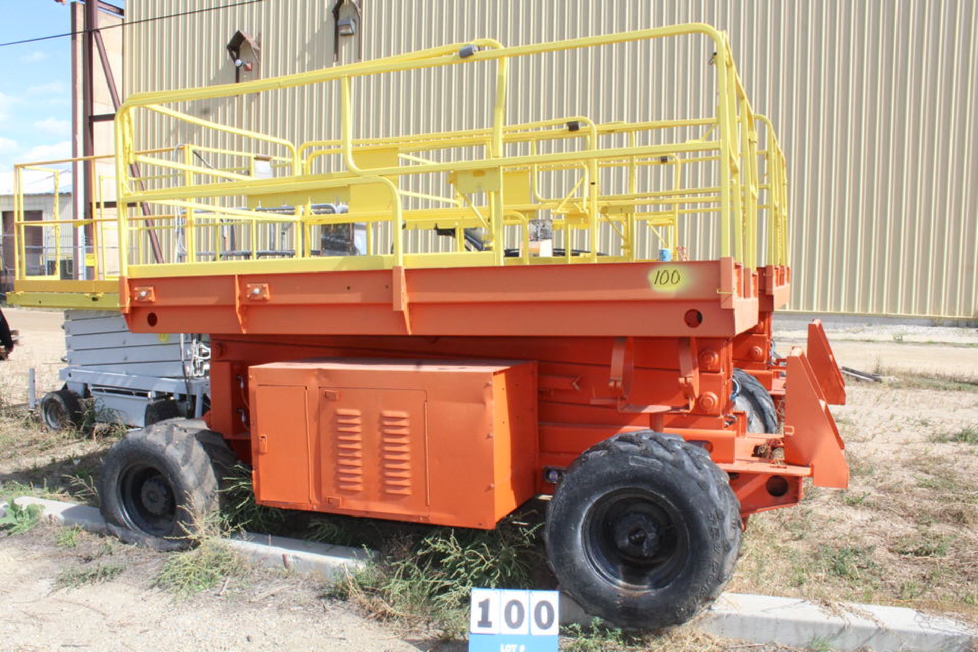 JLG 5' X 10' PLATFORM, ELEC ALL, TERRAIN TIRES, DUAL FUEL (LOCATION: 4081 EASTSIDE HWY, STEVENSVILL