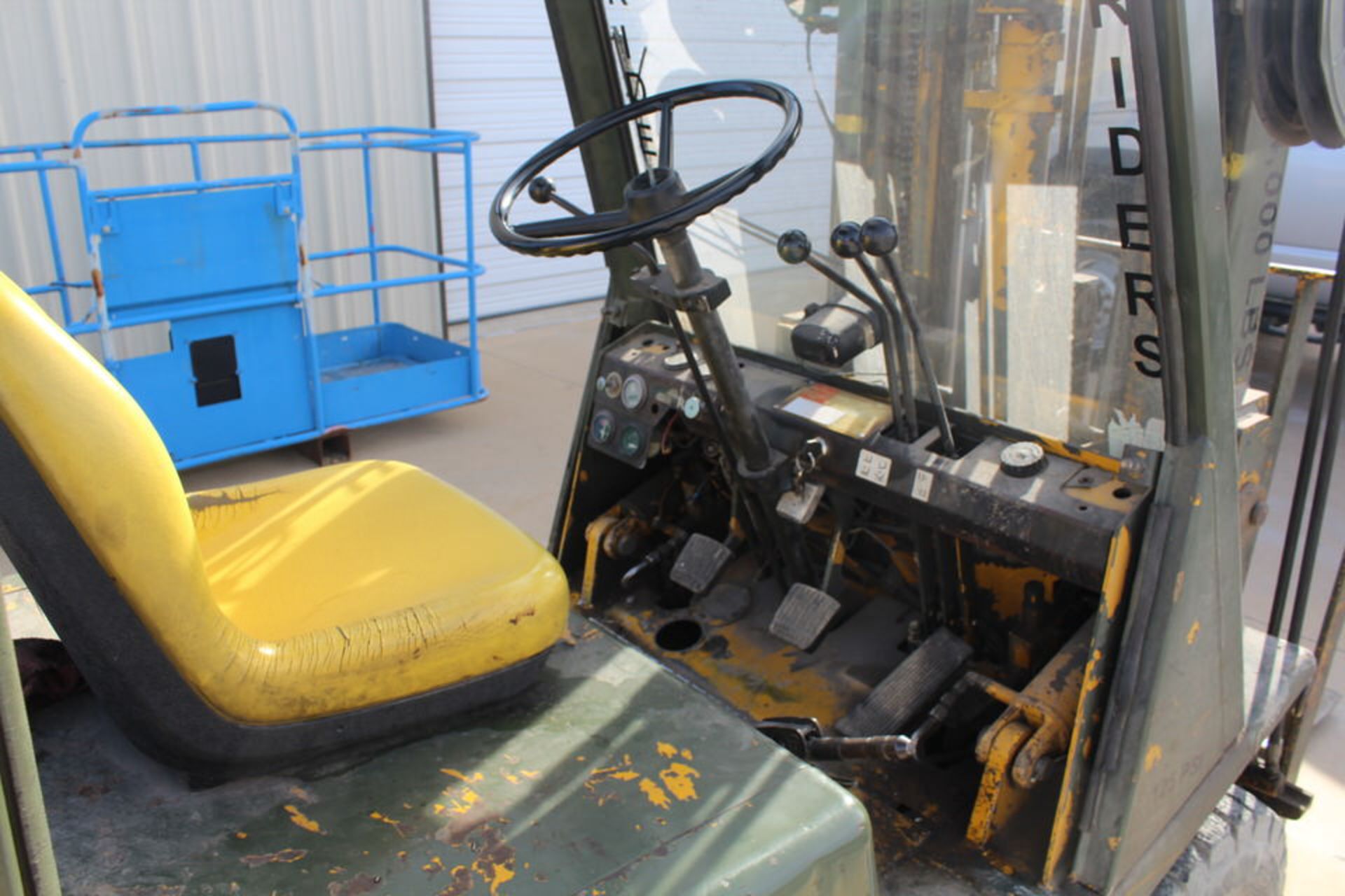 HYSTER X4DXL FORKLIFT, 4,000LB CAP, DIESEL, PNEUMATIC TIRES, DOUBLE STAGE MAST, 4' FORKS, 6,660 HRS - Image 2 of 3