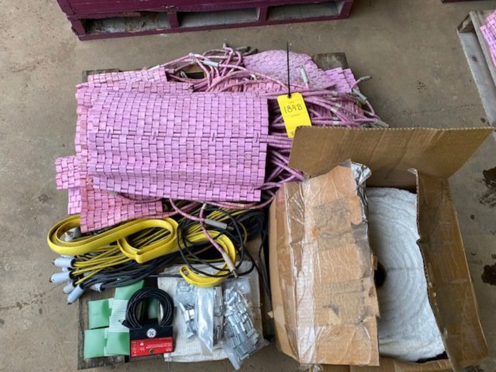 Lot of heat sensor cables, ceramic blankets and/or other accessories (TR 02). Contents to be