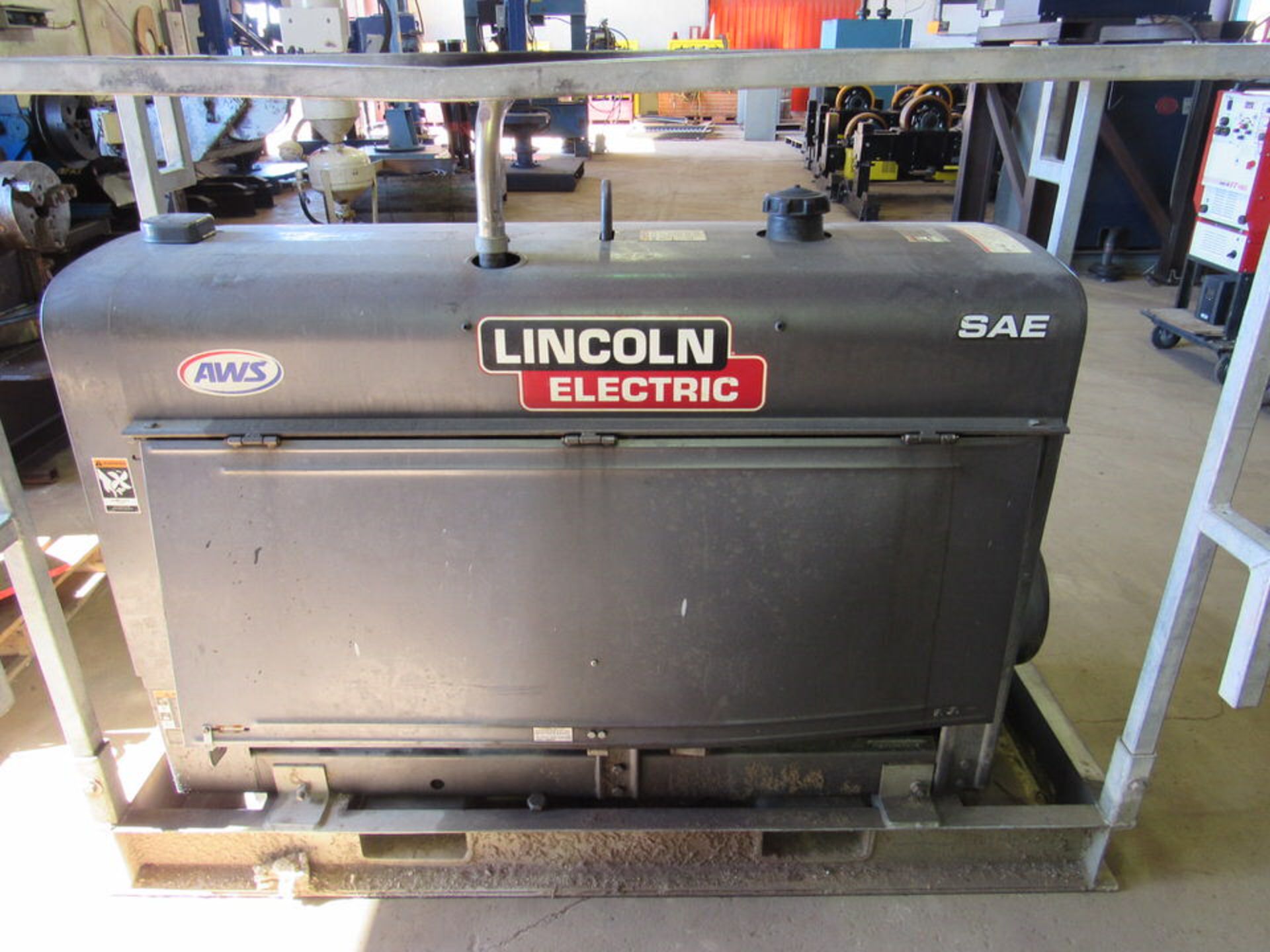 Lincoln SAE-300HE Diesel Powered Welder, new 2013, on skid, rated output: 25A/30V at 100%, 300A/ - Image 2 of 7