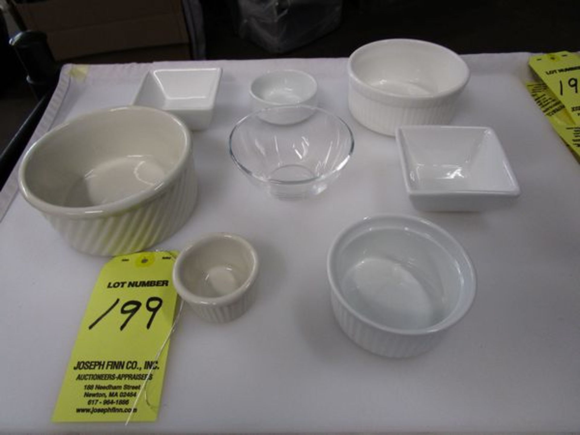 LOT Approx. (2500) Asst. Bowls