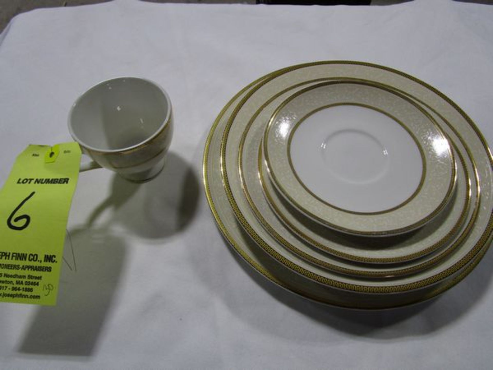 LOT Isabella - (80) 10" Dinner Plates, (28) 7" Salad Plates, (67) 6" B&B Plates, (29) 9" Soup