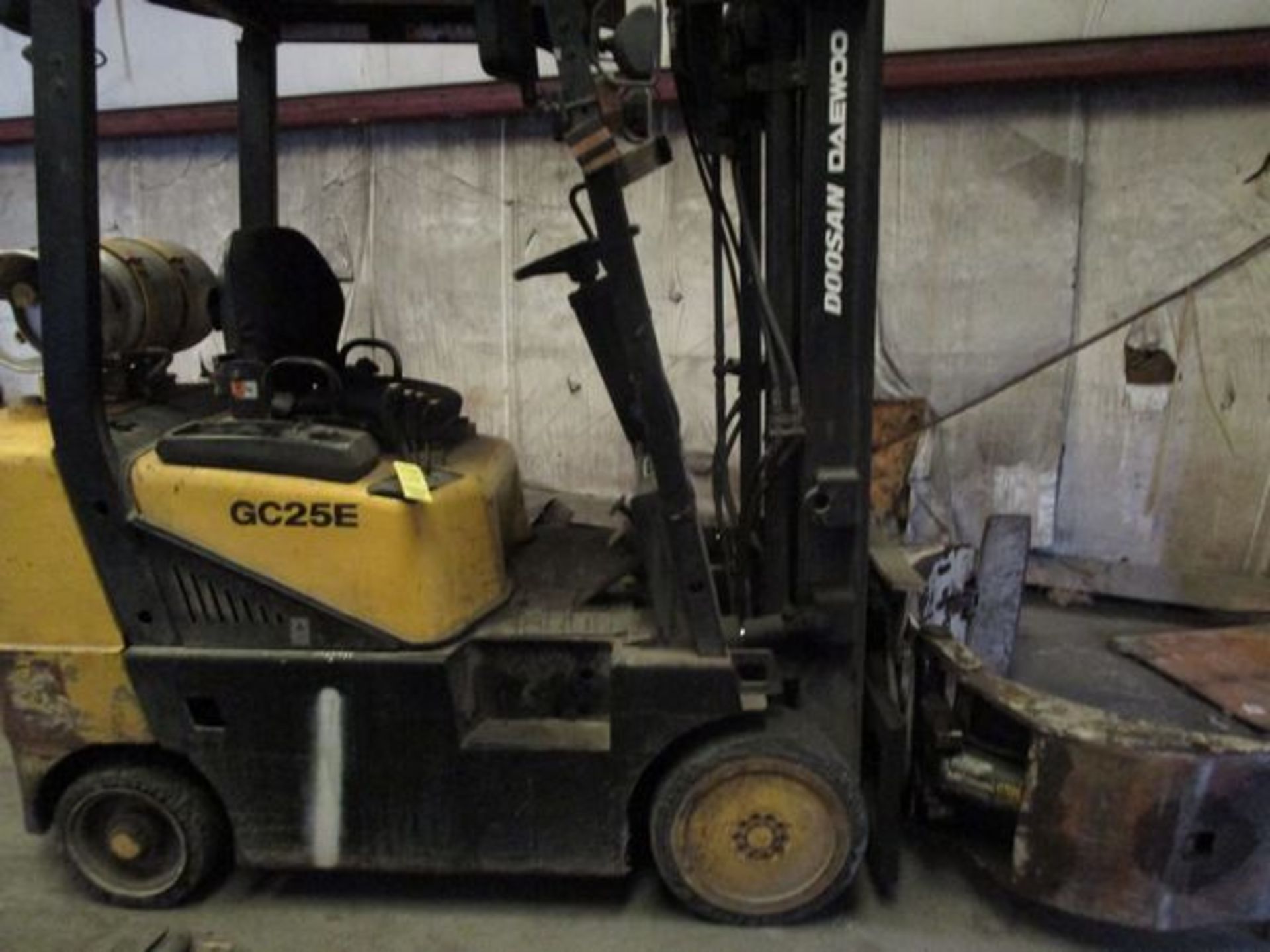 Doosan GC25E LPG Clamp Truck, s/n FQ-00732, 4450 Lb., 4533 Hrs., Cascade 24" Clamp (Located in - Image 2 of 5