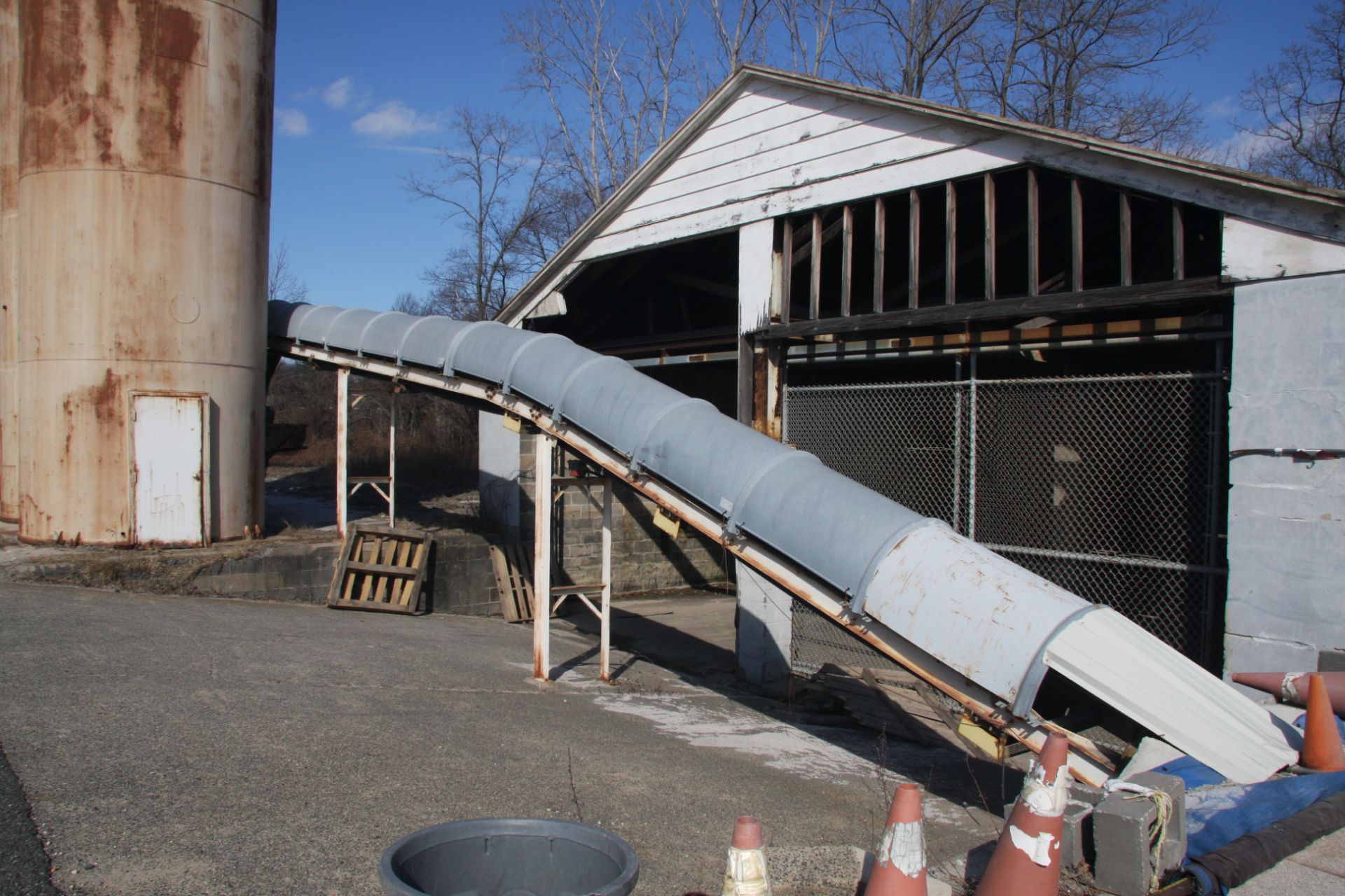 ~50 FT BELT CONVEYOR WITH MOTOR, DRIVE, COVER, COUNTERWEIGHT, ETC. [AVAILABLE TO REMOVE 3/18/19]