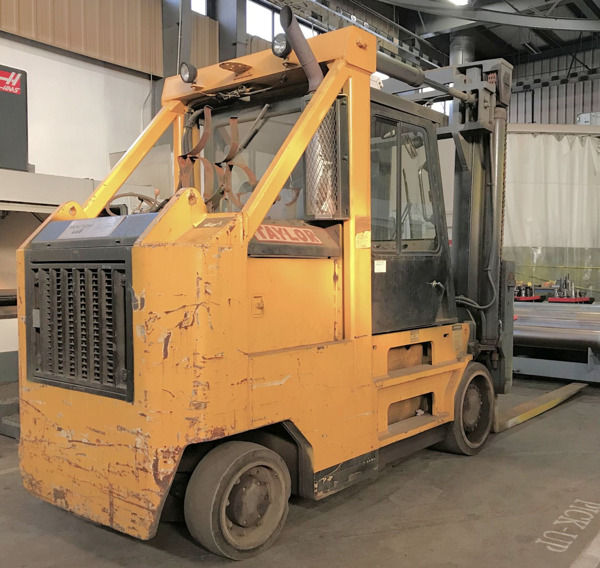 30,000-LBS. TAYLOR TCO-300S PROPANE FORKLIFT TRUCK, WITH SOLID TIRES, 120" LIFT, 96" FORKS, S/N: S- - Image 3 of 6