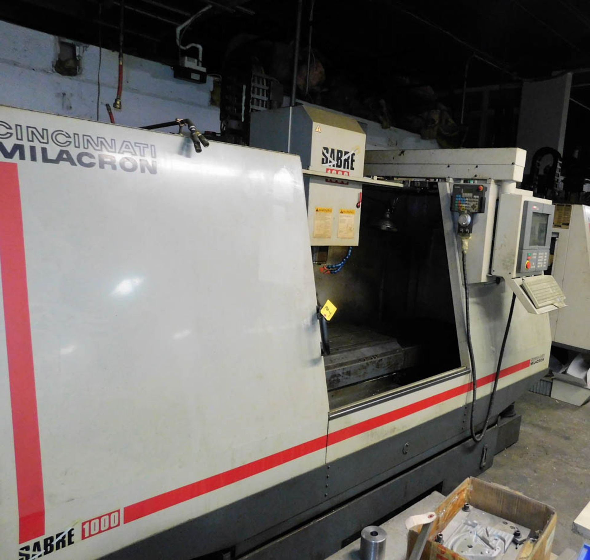 CINCINATTI MILACRON SABER 1000 CNC VERTICAL MACHINING CENTER, 40 TAPER SPINDLE, CINCINATTI - Image 7 of 8