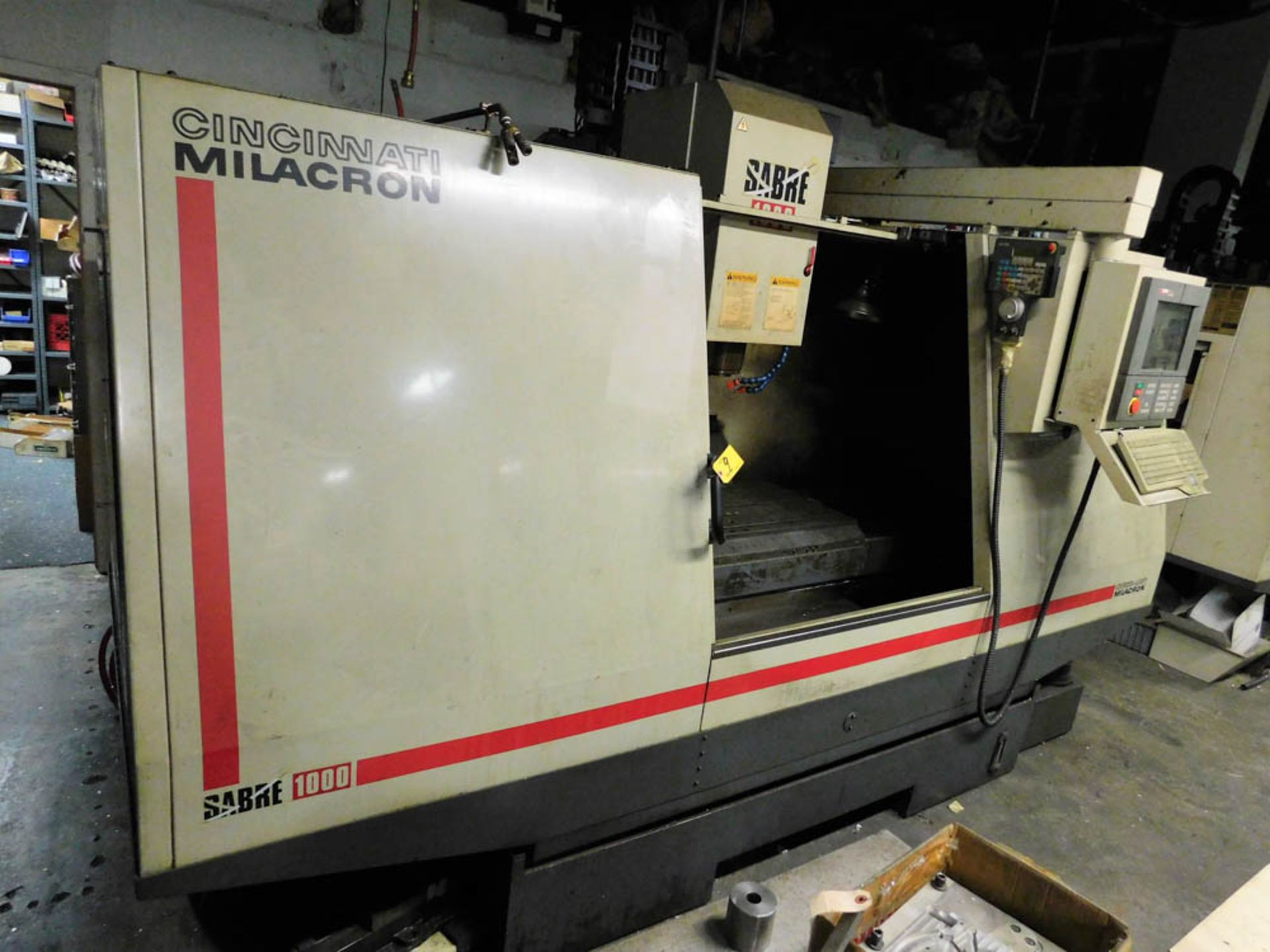 CINCINATTI MILACRON SABER 1000 CNC VERTICAL MACHINING CENTER, 40 TAPER SPINDLE, CINCINATTI - Image 6 of 8