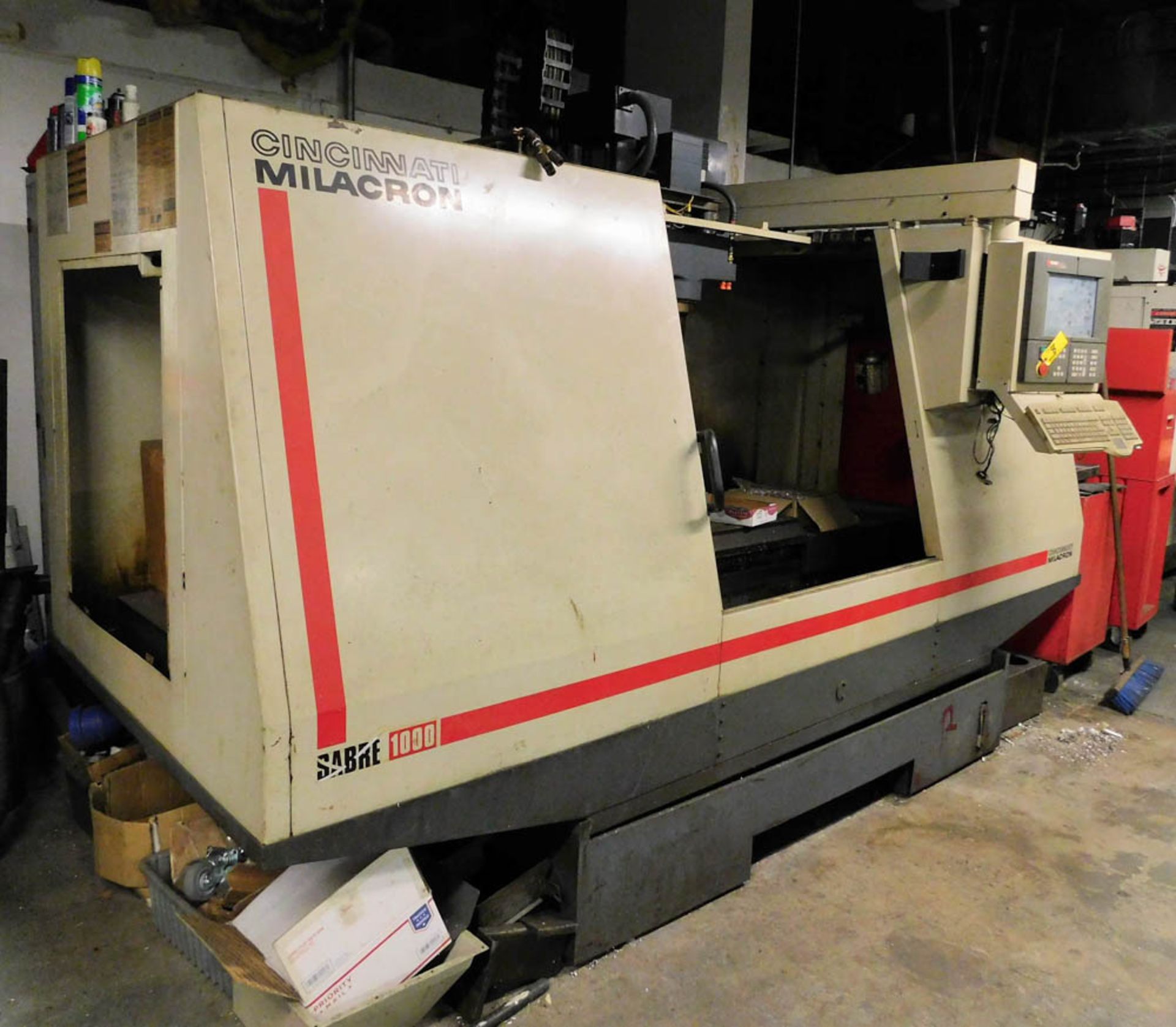 CINCINATTI MILACRON SABER 1000 CNC VERTICAL MACHINING CENTER, 40 TAPER SPINDLE, CINCINATTI - Image 7 of 8