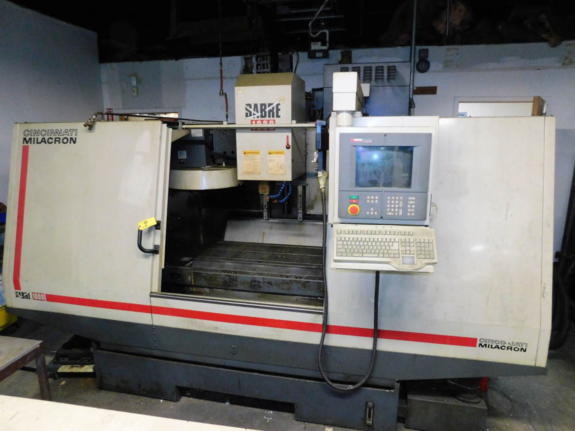 CINCINATTI MILACRON SABER 1000 CNC VERTICAL MACHINING CENTER, 40 TAPER SPINDLE, CINCINATTI - Image 8 of 8