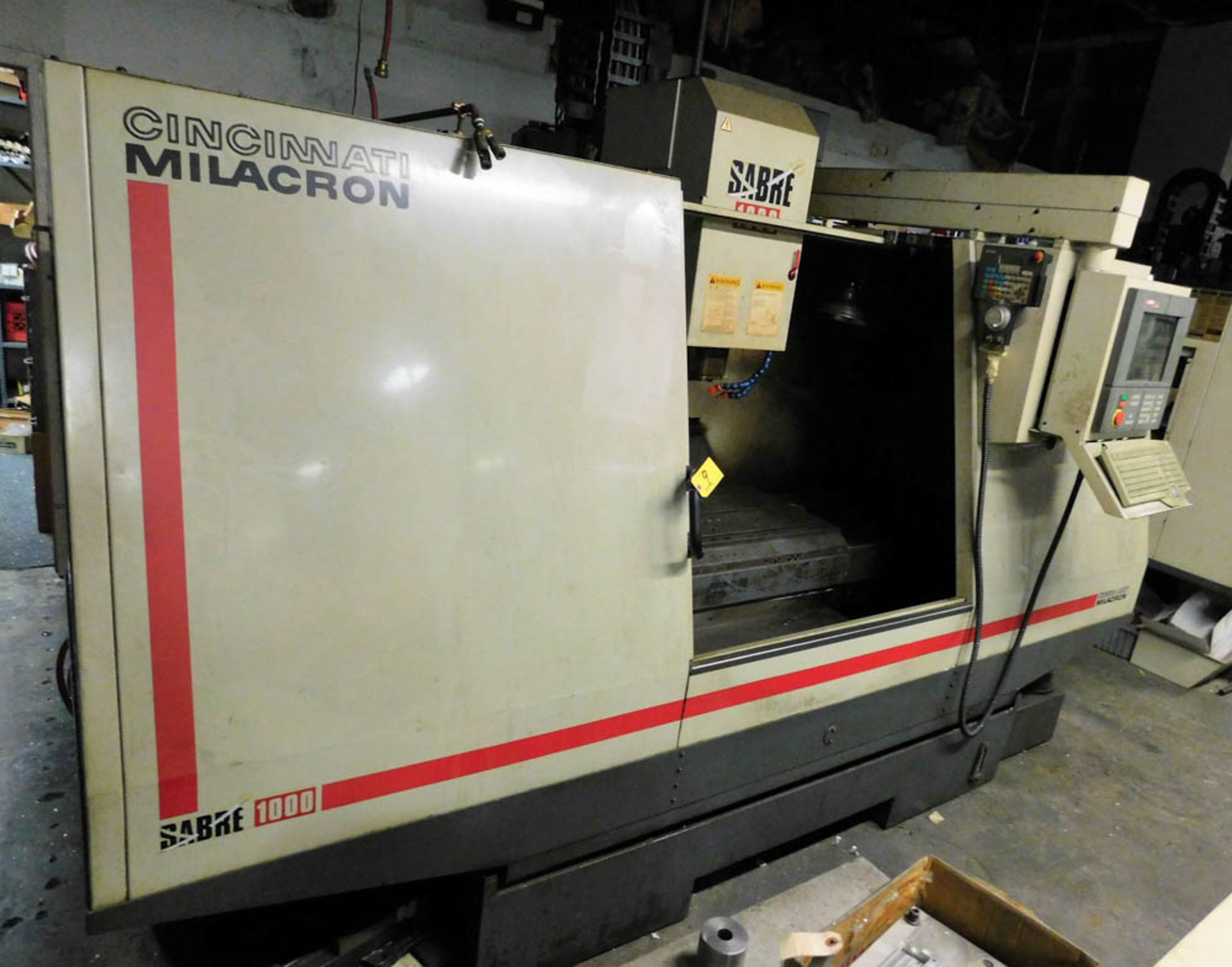 CINCINATTI MILACRON SABER 1000 CNC VERTICAL MACHINING CENTER, 40 TAPER SPINDLE, CINCINATTI - Image 5 of 8