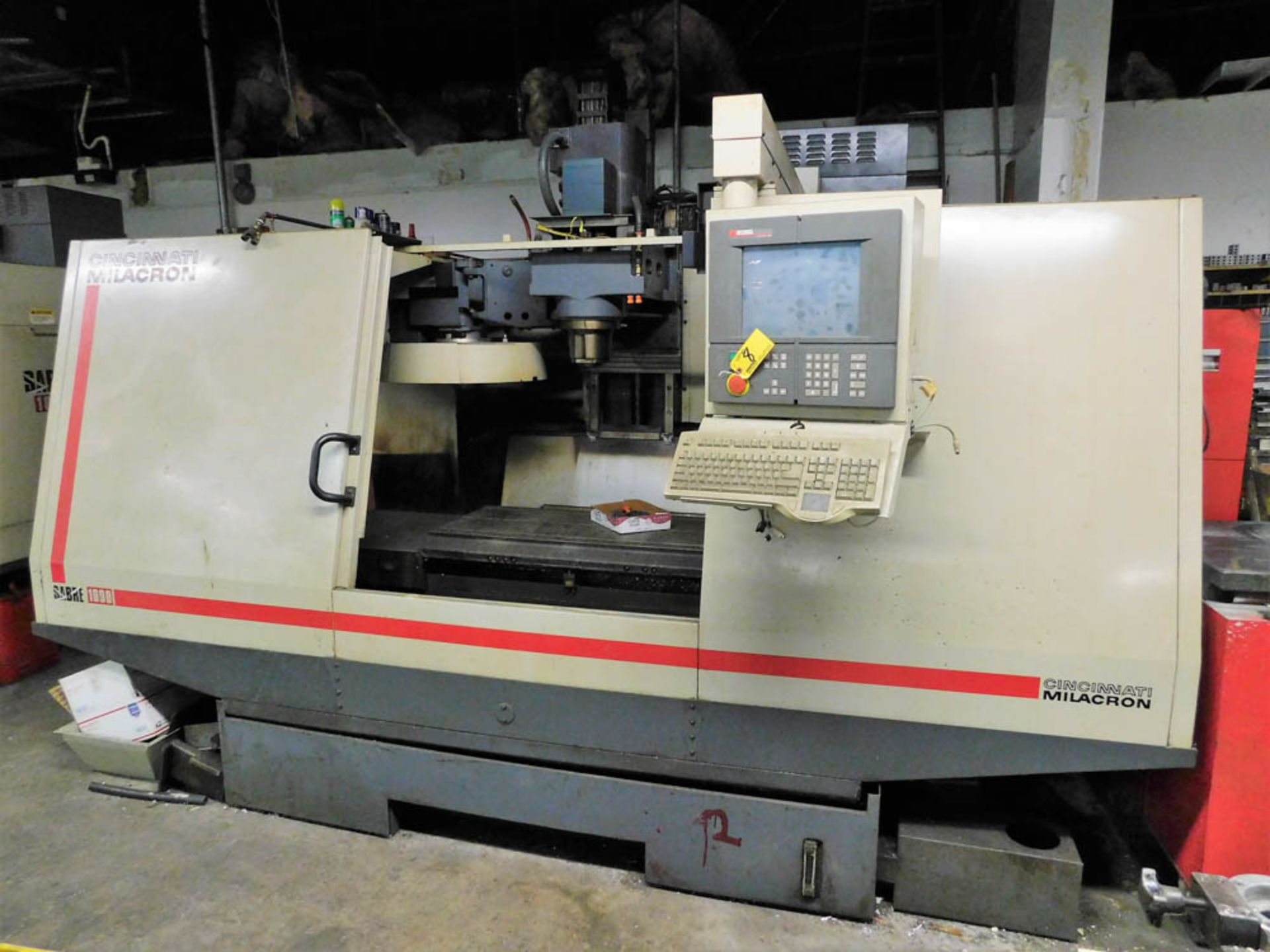 CINCINATTI MILACRON SABER 1000 CNC VERTICAL MACHINING CENTER, 40 TAPER SPINDLE, CINCINATTI - Image 2 of 8