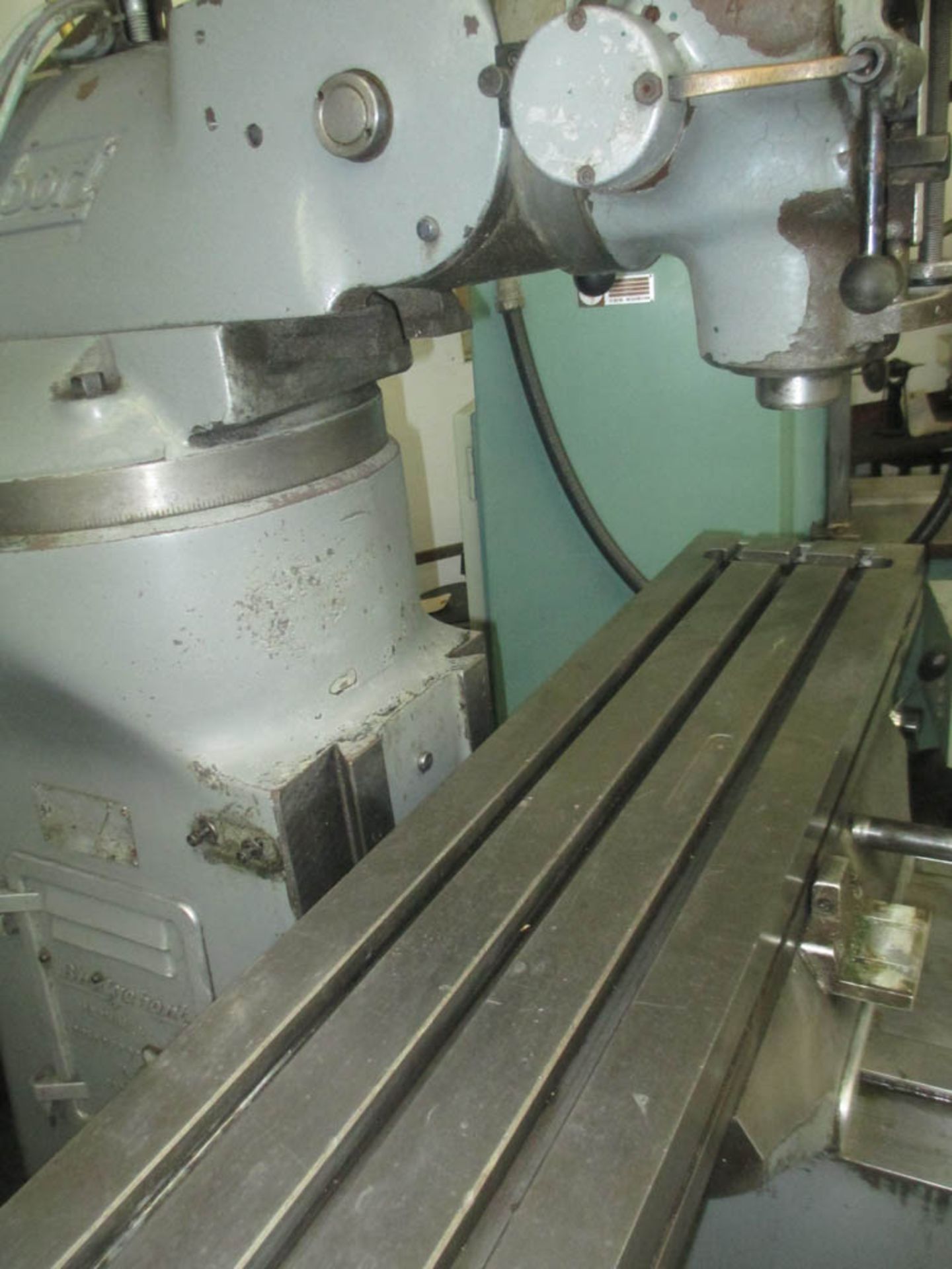 BRIDGEPORT MDL. BR2J 1-1/2 HP VARIABLE SPEED RAM TYPE VERTICAL TURRET MILLING MACHINE, TABLE SIZE: - Image 3 of 12