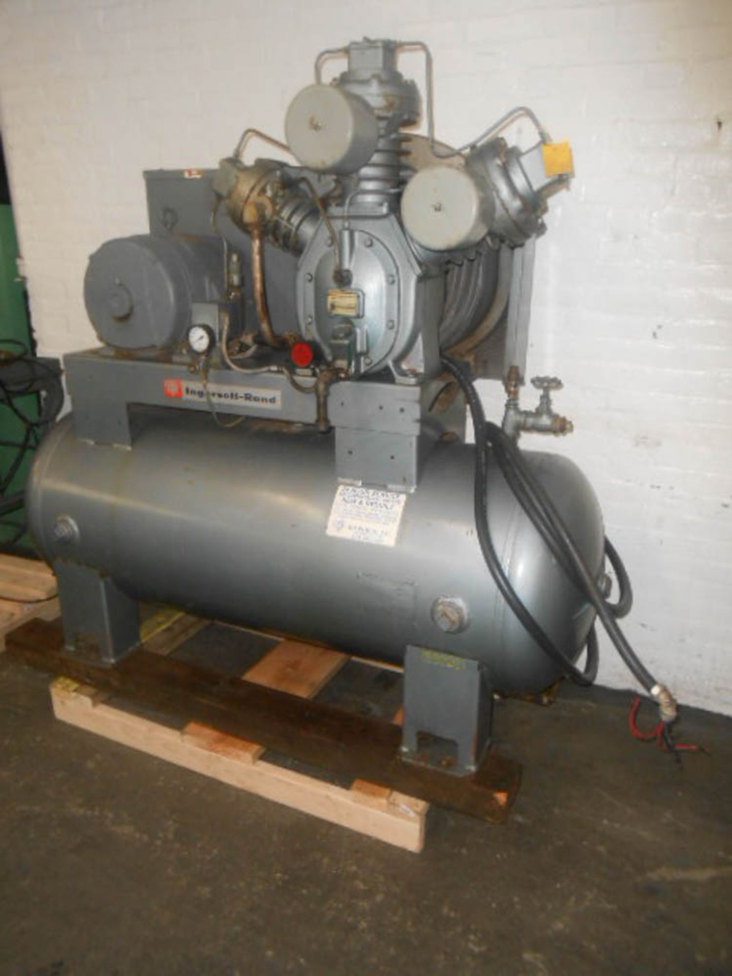 INGERSOLL RAND 20HP TYPE 30 2-STAGE PISTON AIR COMPRESSOR, CAPACITY: 66.5 CFM @ 175, NUMBER OF - Image 3 of 6