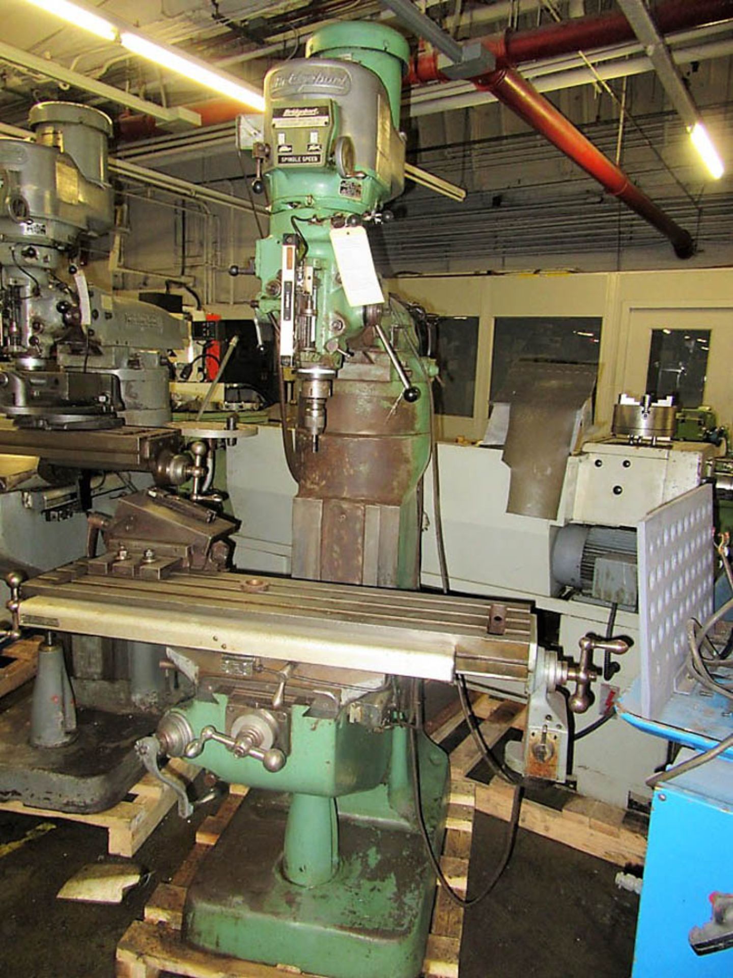 BRIDGEPORT MDL. BR2J SERIES 1, VARIABLE SPEED, 2HP RAM TYPE VERTICAL TURRET MILLING MACHINE, TABLE - Image 2 of 6