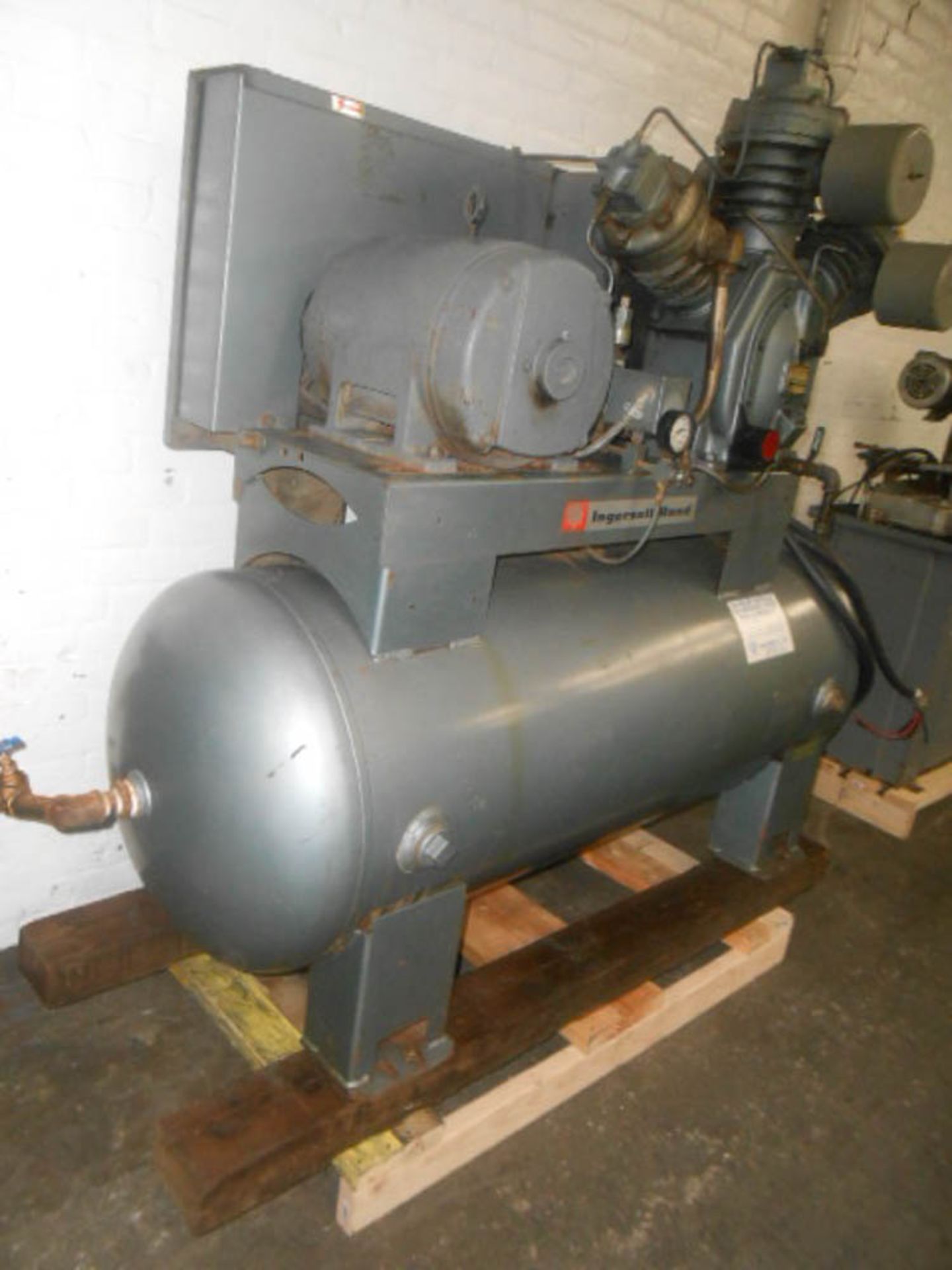 INGERSOLL RAND 20HP TYPE 30 2-STAGE PISTON AIR COMPRESSOR, CAPACITY: 66.5 CFM @ 175, NUMBER OF - Image 2 of 6