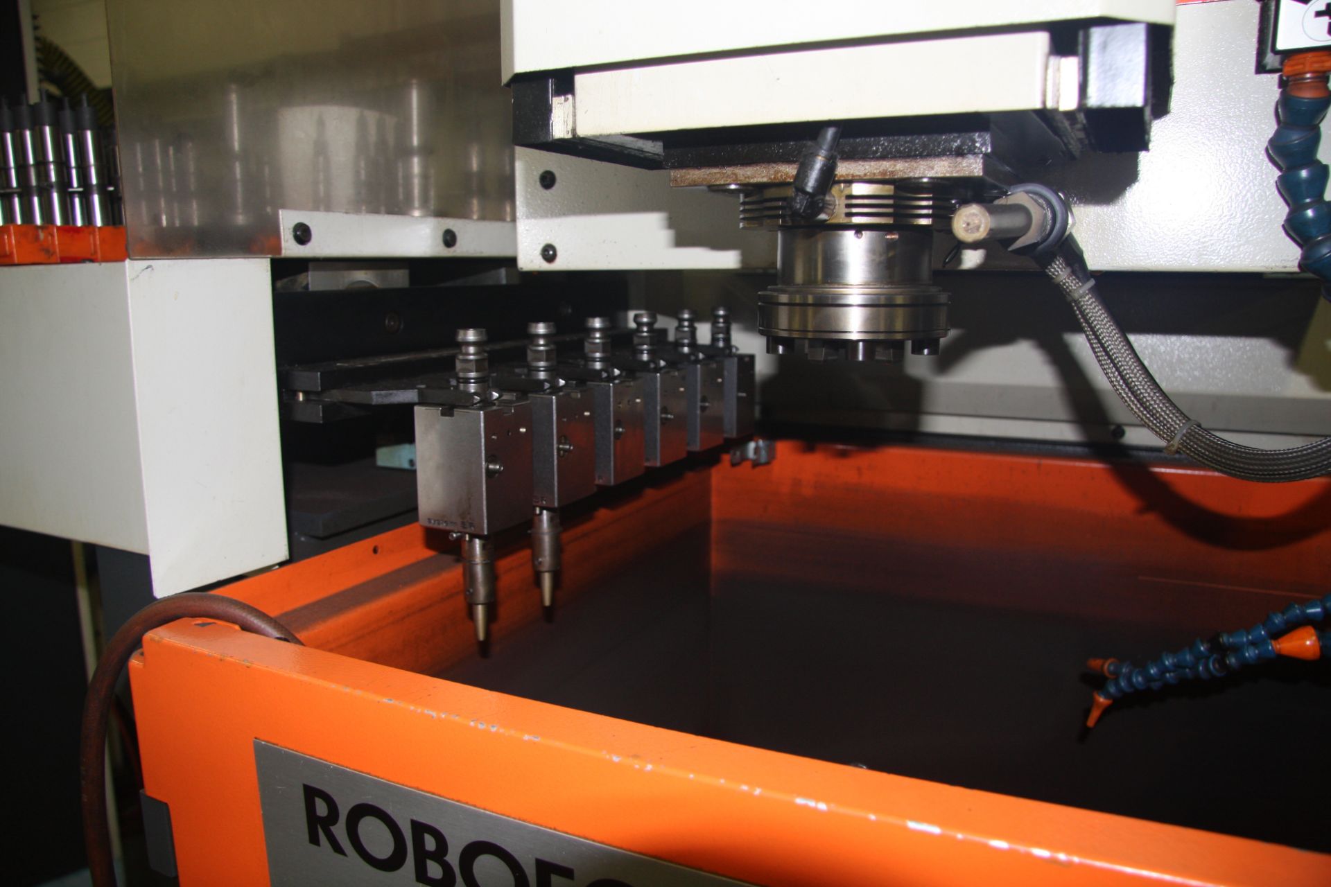 CHARMILLES ROBOFORM 40 EDM, ACCEPTS 3R TOOLING, 6-POSITION AUTOMATIC TOOL CHANGER, 12" X 18-1/2" - Image 5 of 10