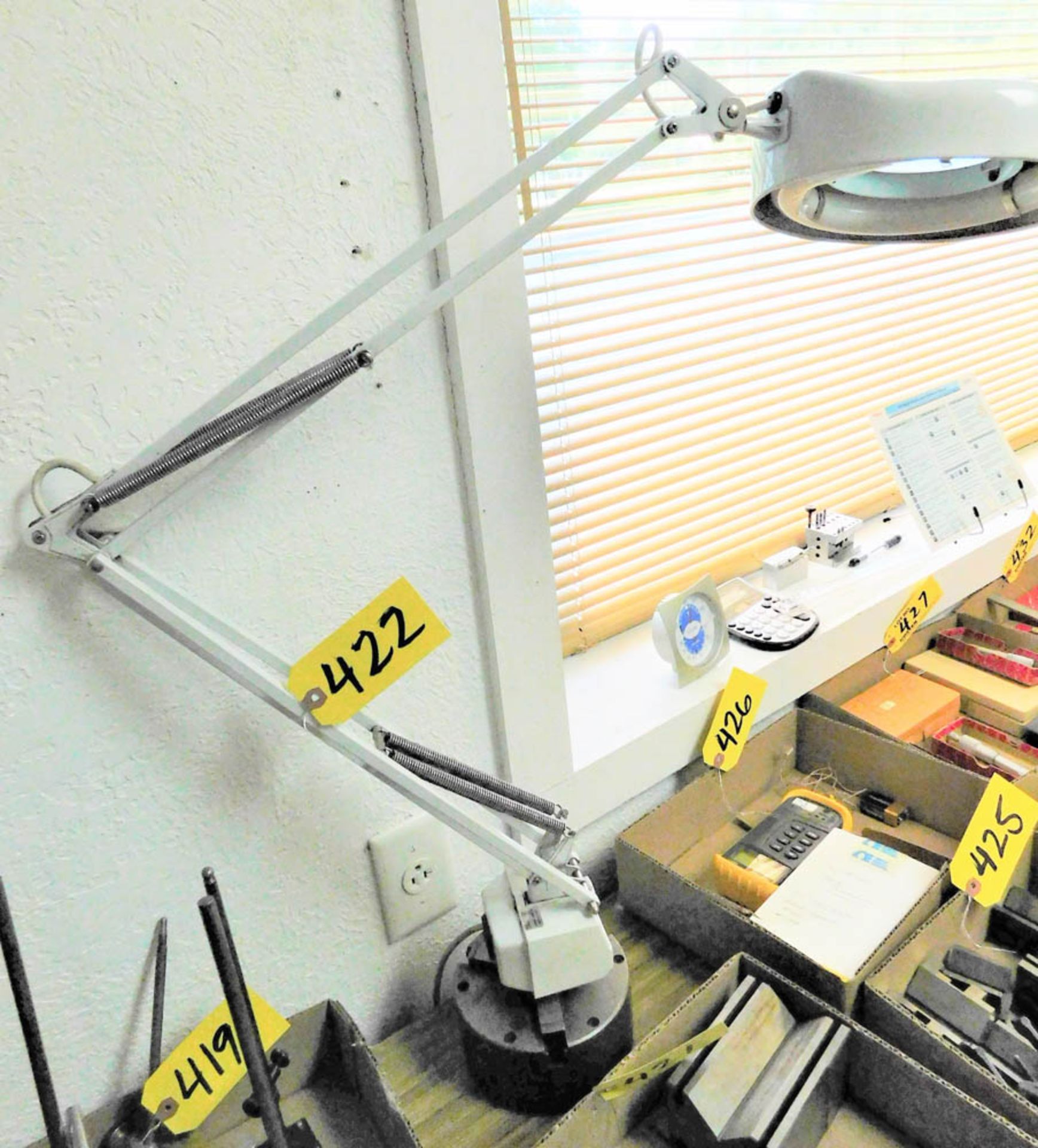 MAGNIFYING BENCH LIGHT, WITH 3-JAW CHUCK BASE