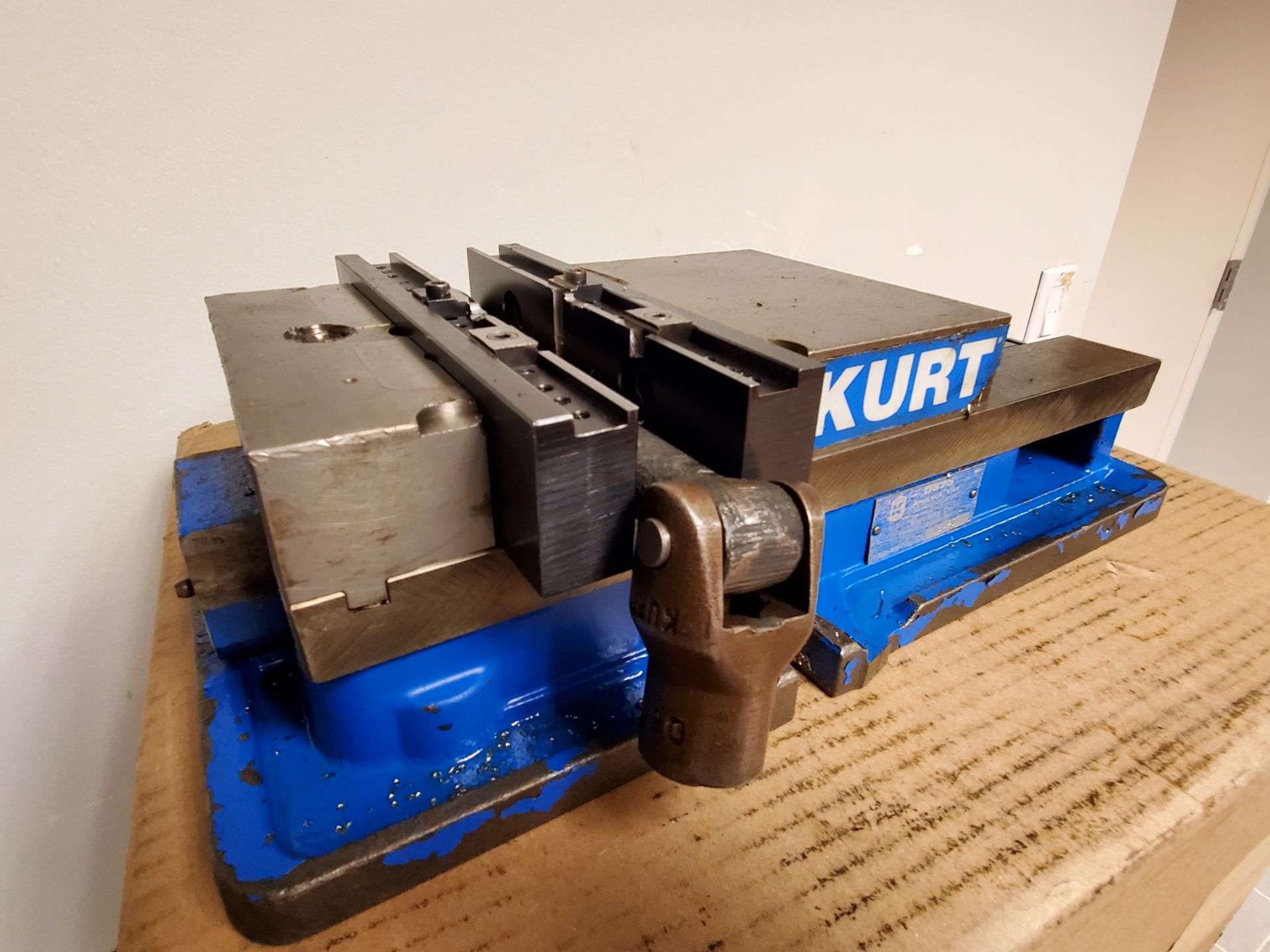 Kurt Model D675 8" Machine Vise