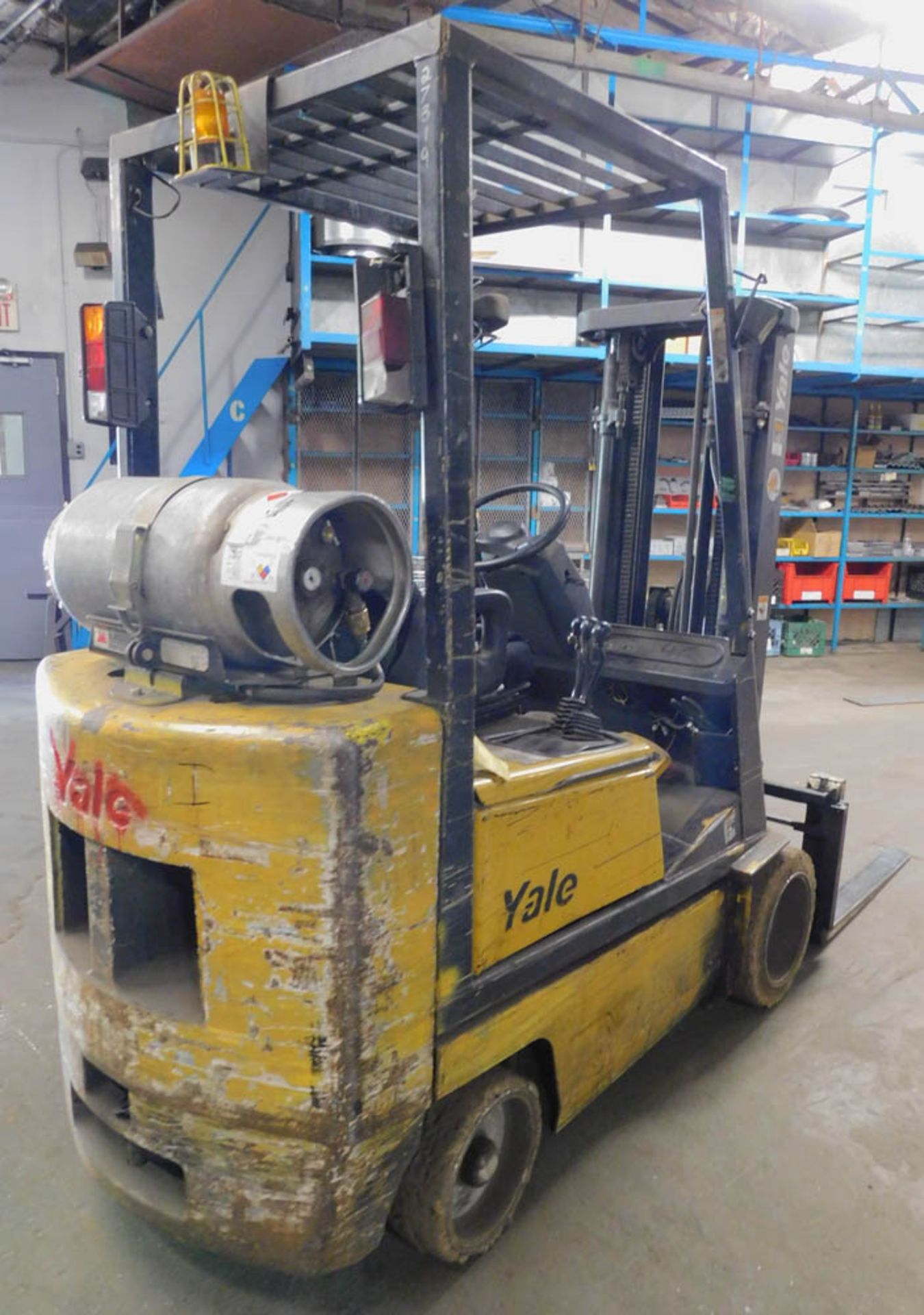 YALE 4000# CAPACITY LPG POWERED FORKLIFT, 3-STAGE MAST, 171.3" REACH, SIDE SHIFT, SOLID TIRES, 40" - Image 4 of 4