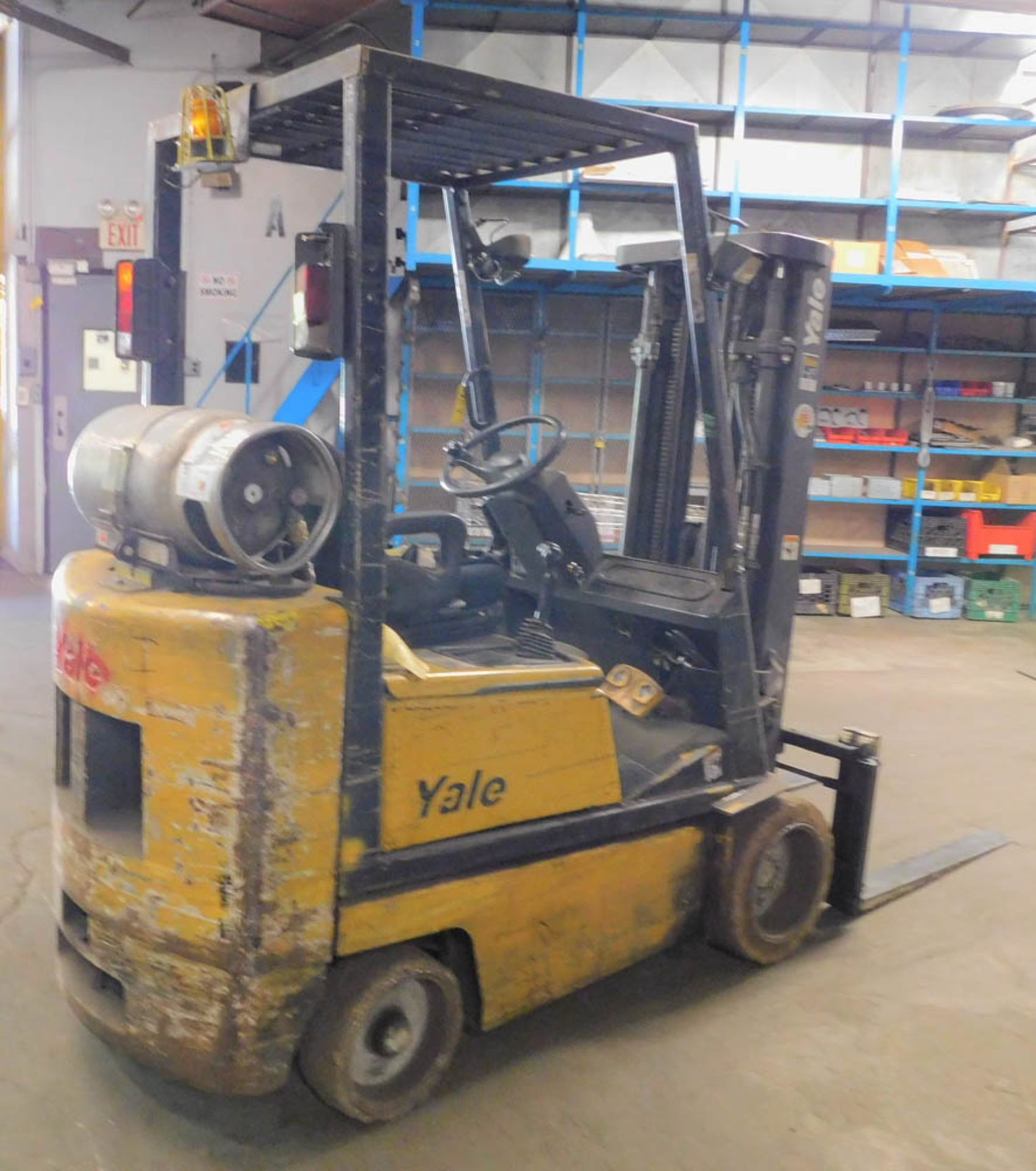 YALE 4000# CAPACITY LPG POWERED FORKLIFT, 3-STAGE MAST, 171.3" REACH, SIDE SHIFT, SOLID TIRES, 40" - Image 2 of 4