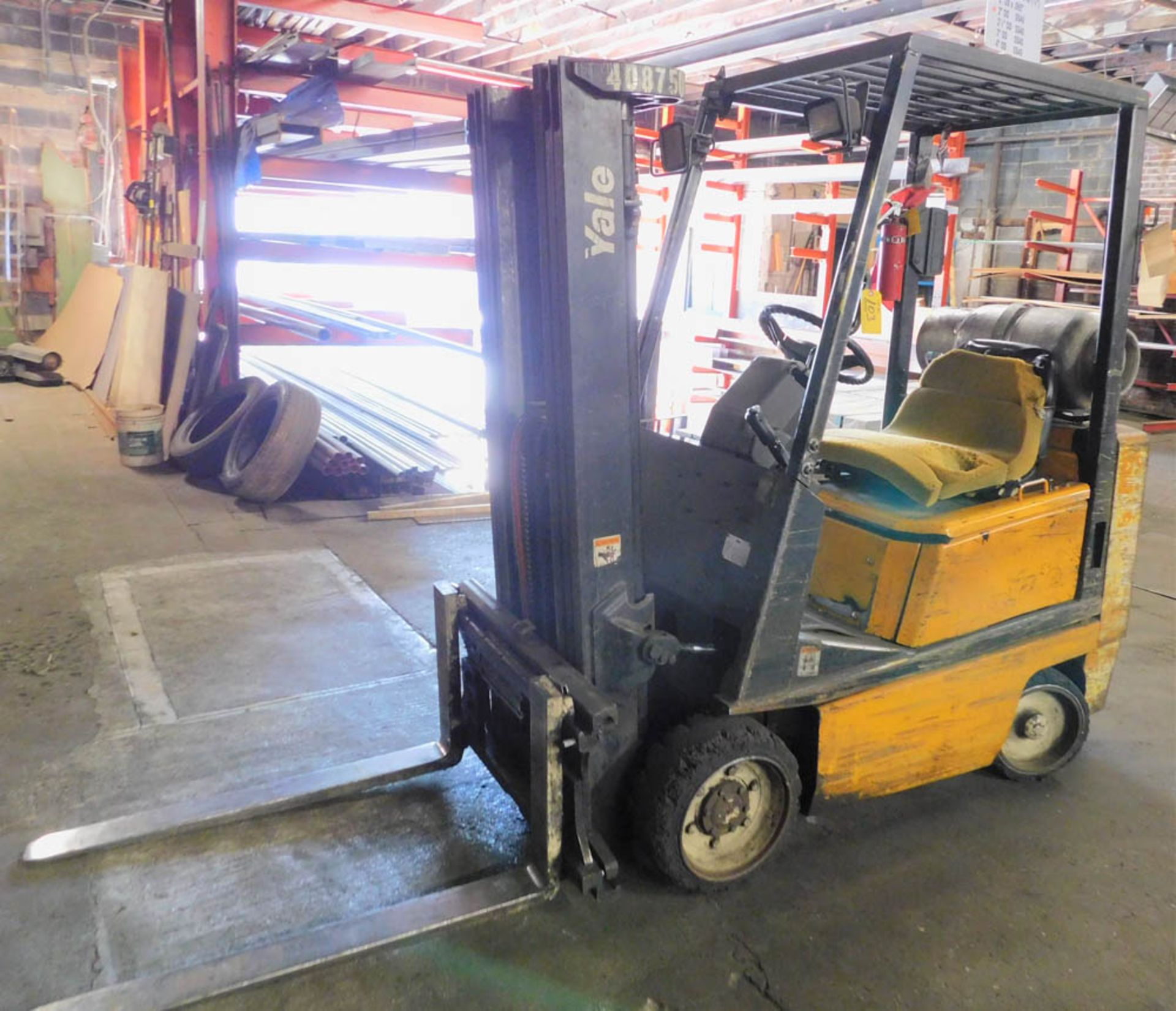 YALE MDL. GLL040AFNUAE076LPS 4000# LPG POWERED FORKLIFT, SOLID TIRES, 171" REACH, 3-STAGE MAST, - Image 3 of 5