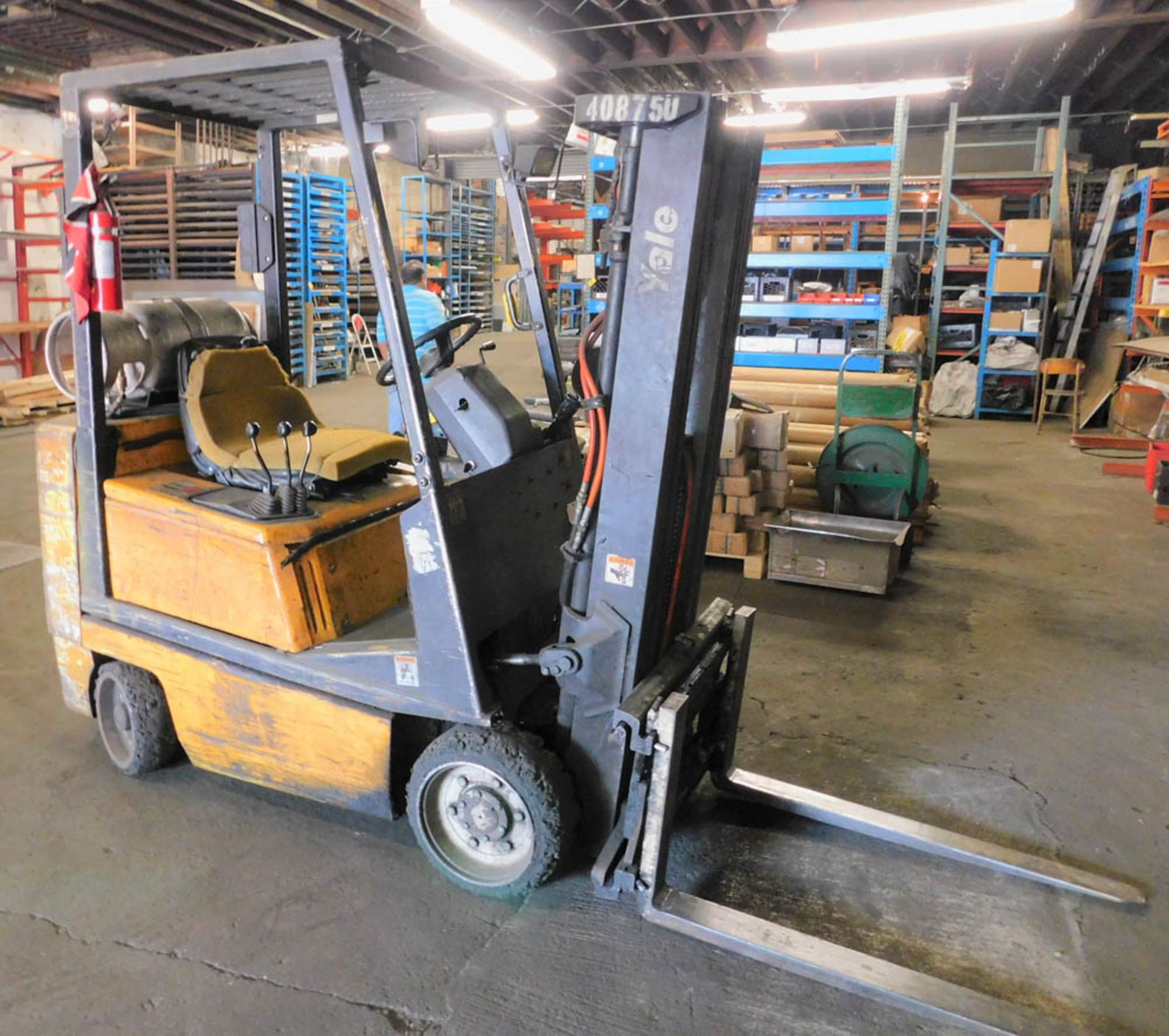 YALE MDL. GLL040AFNUAE076LPS 4000# LPG POWERED FORKLIFT, SOLID TIRES, 171" REACH, 3-STAGE MAST, - Image 4 of 5