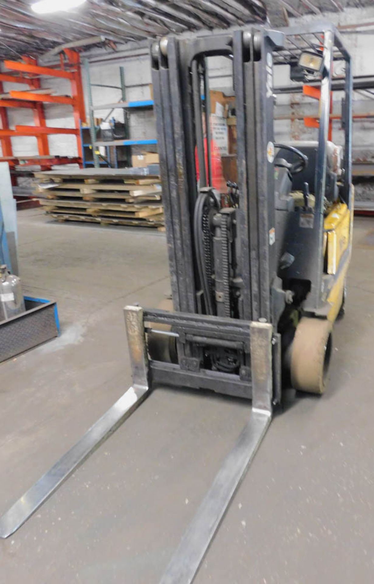 YALE 4000# CAPACITY LPG POWERED FORKLIFT, 3-STAGE MAST, 171.3" REACH, SIDE SHIFT, SOLID TIRES, 40" - Image 3 of 4