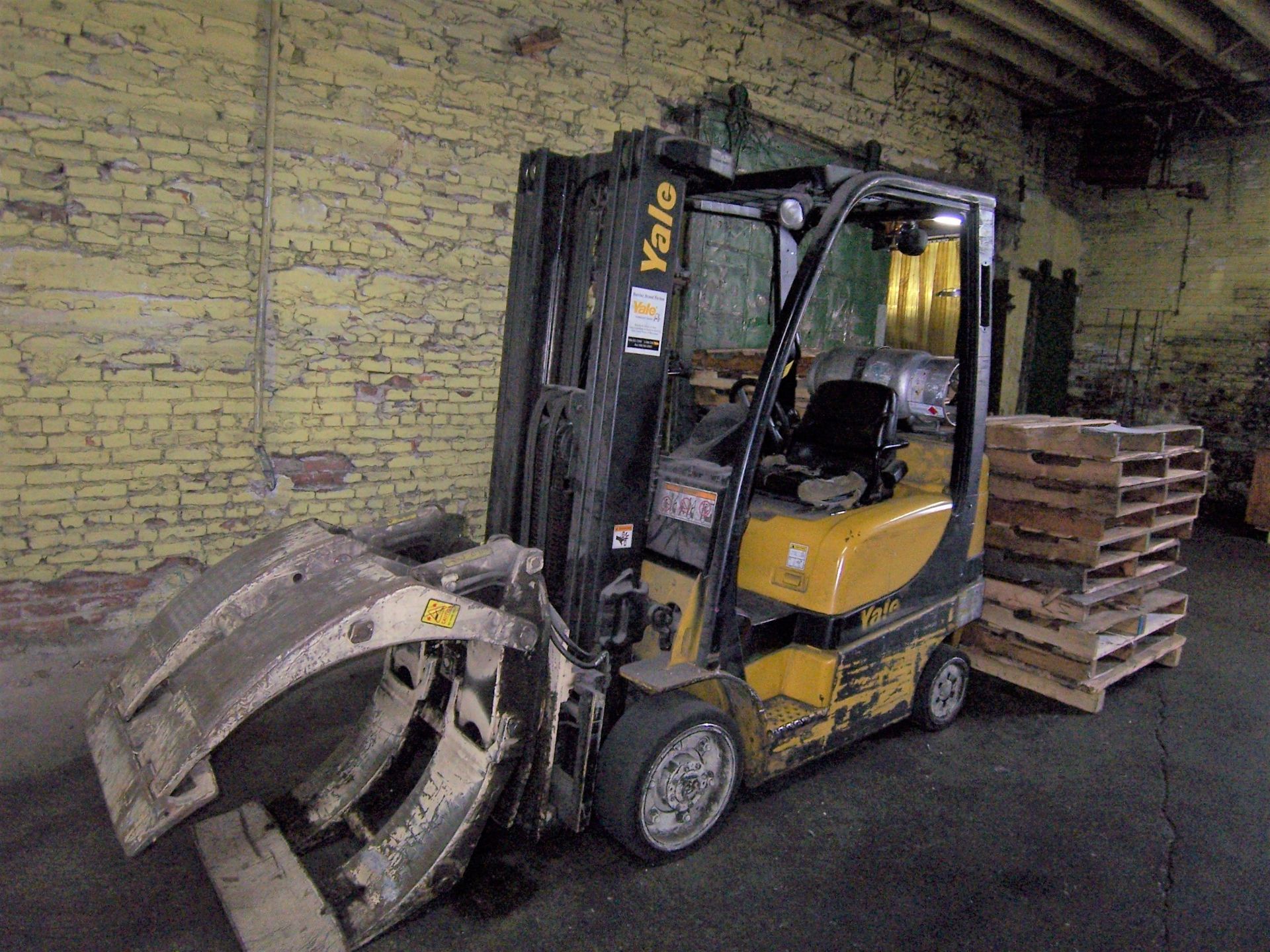 4350# CAPACITY YALE VELOCITOR 50VX PROPANE POWERED FORKLIFT,TECHTRONIX 100 TRANSMISSION, HARD TIRES,