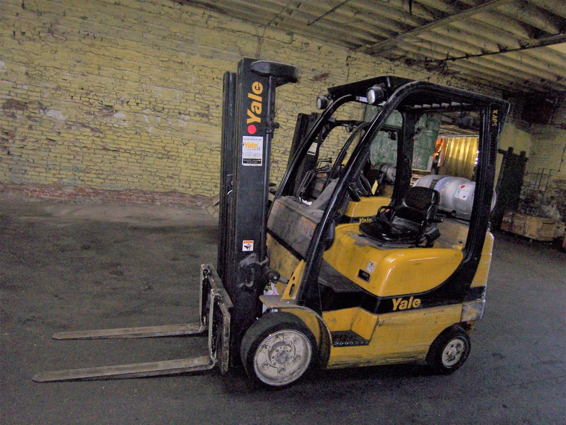 4350# CAPACITY YALE VELOCITOR 50VX MDL. GLC650VXNSE083 PROPANE POWERED FORKLIFT, HARD TIRES, SIDE