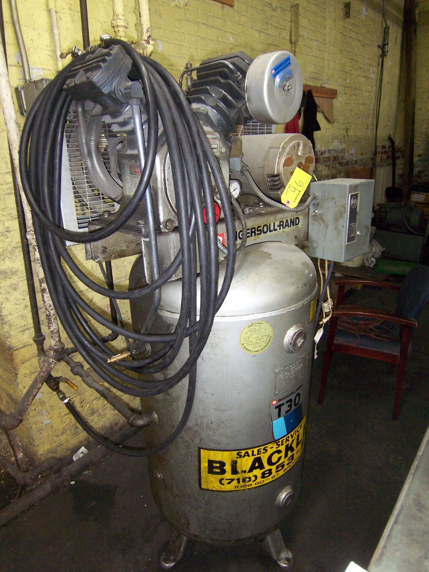 INGERSOLL RAND 5HP SINGLE STAGE VERTICAL TANK MOUNTED AIR COMPRESSOR