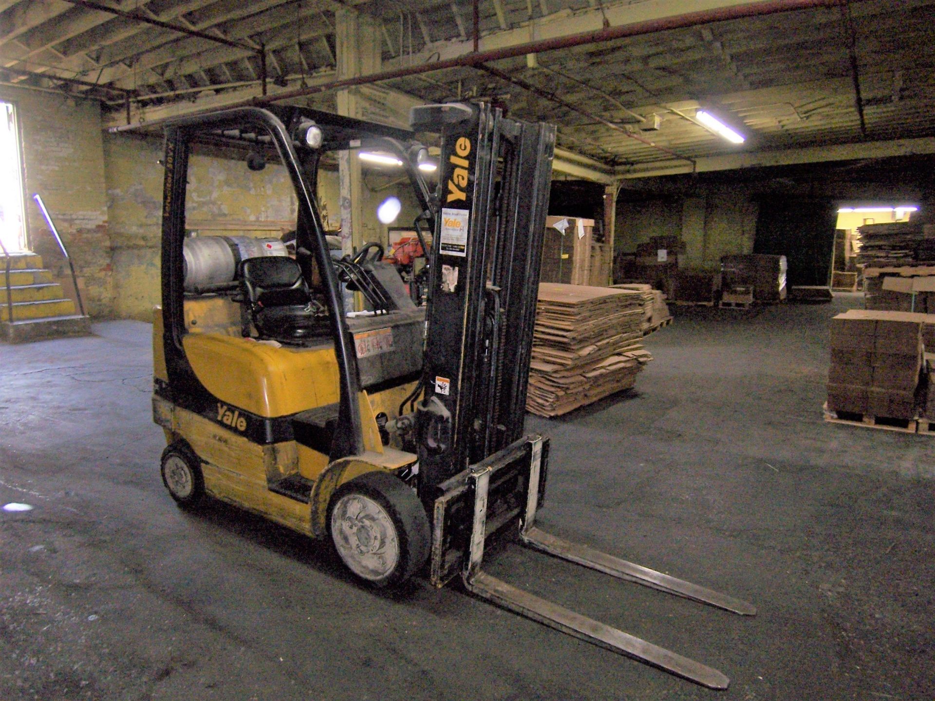 4350# CAPACITY YALE VELOCITOR 50VX MDL. GLC650VXNSE083 PROPANE POWERED FORKLIFT, HARD TIRES, SIDE - Image 2 of 2