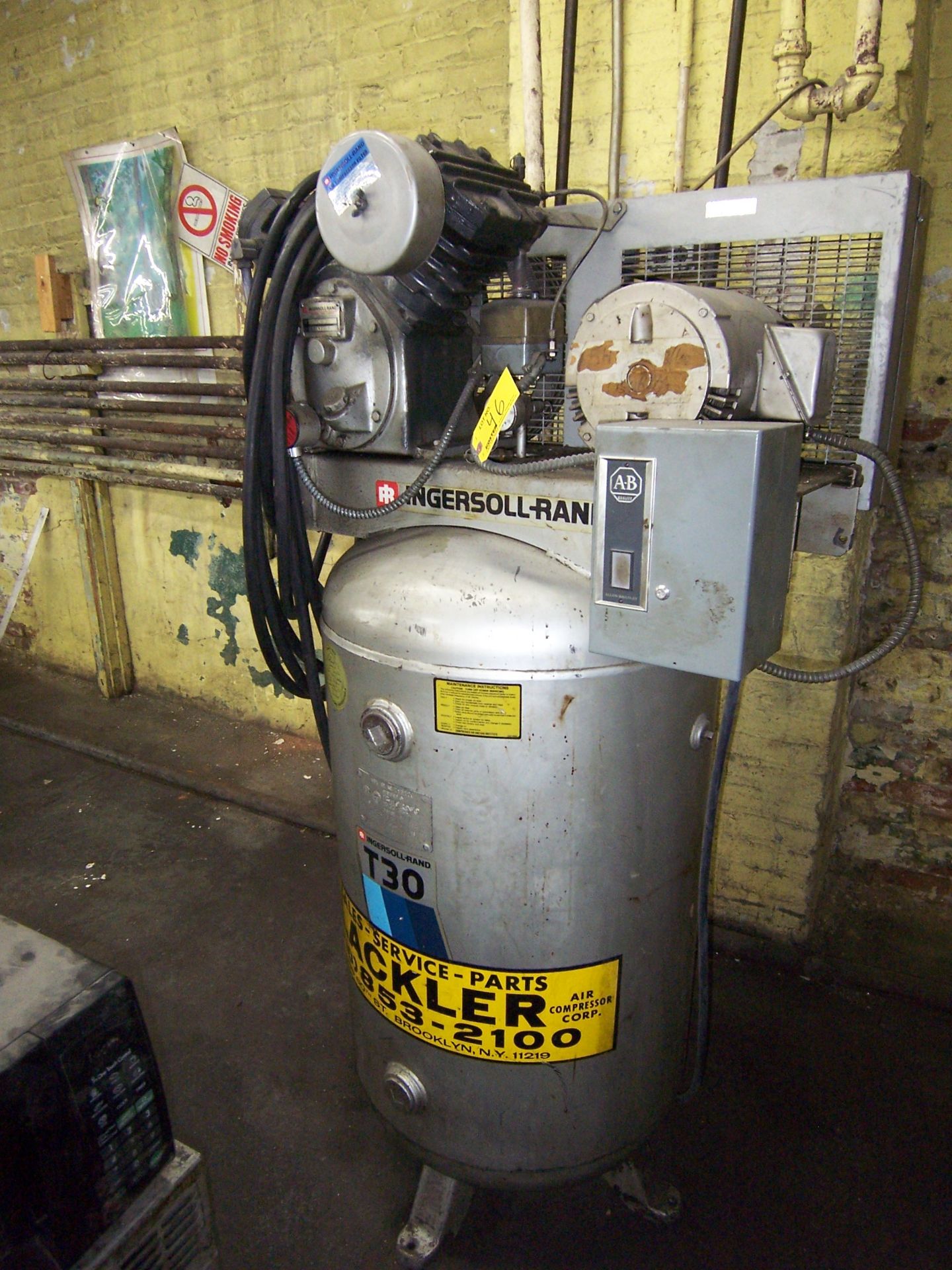 INGERSOLL RAND 5HP SINGLE STAGE VERTICAL TANK MOUNTED AIR COMPRESSOR - Image 2 of 2