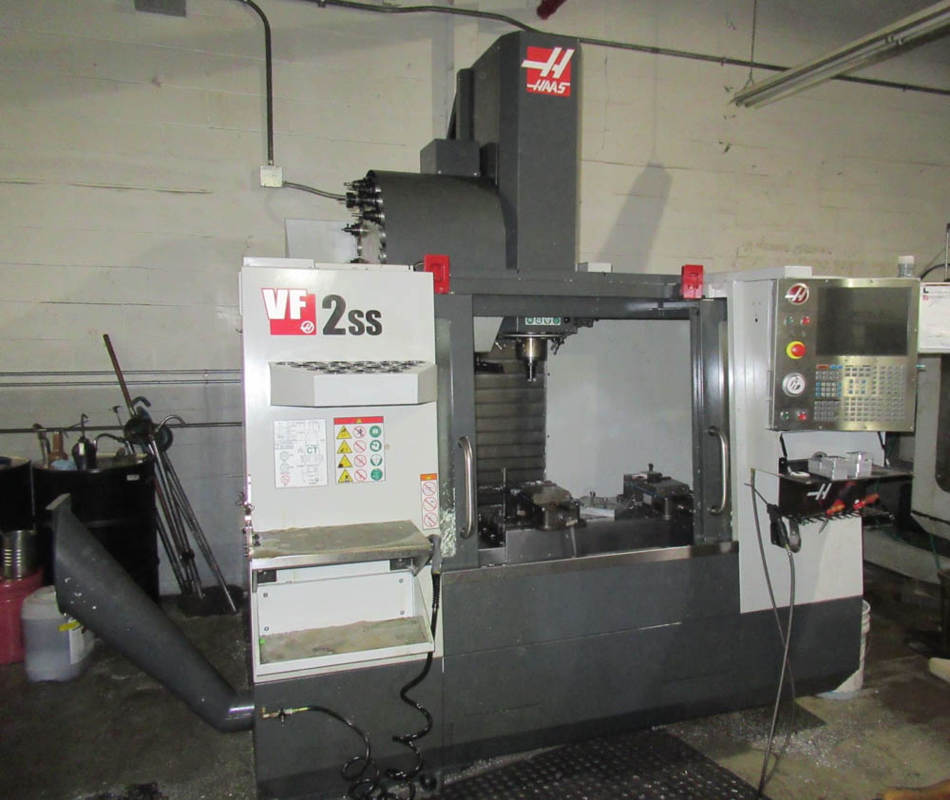 HAAS VF2SS VERTICAL MACHINING CENTER, WITH 12000 RPM, 24-POSITION SIDE MOUNTED TOOL CHANGER, CHIP