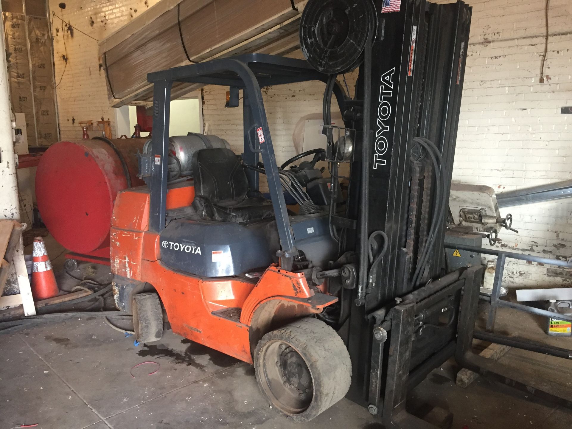 TOYOTA SOLID TIRE PROPANE TRIPLE MAST FORK LIFT TRUCK WITH SIDE SHIFTER, OPERATOR SAFETY CAGE, 6' - Image 3 of 7