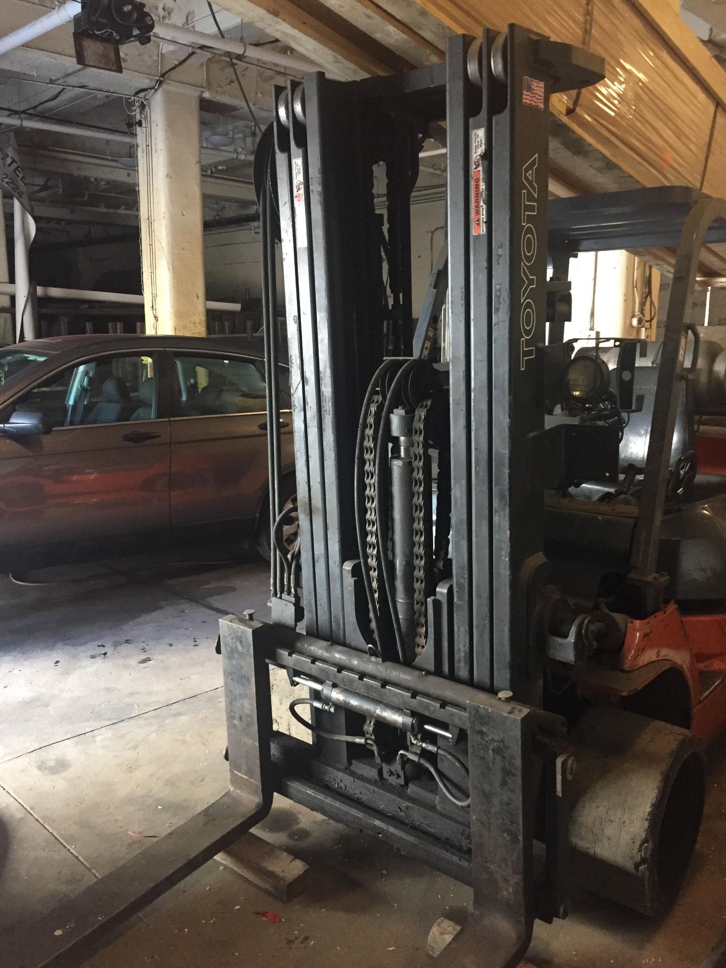 TOYOTA SOLID TIRE PROPANE TRIPLE MAST FORK LIFT TRUCK WITH SIDE SHIFTER, OPERATOR SAFETY CAGE, 6' - Image 6 of 7