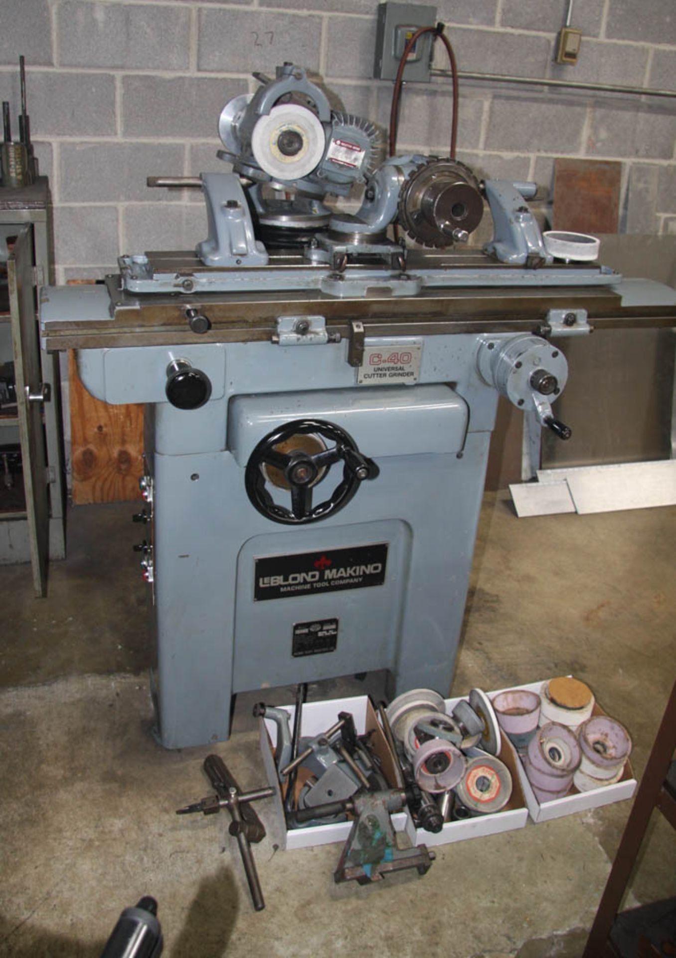 LeBLOND MAKINO C40 TOOL & CUTTER GRINDER, TILTING MANUAL WORK HEAD, TAILSTOCK WITH ASSORTED TOOLING,