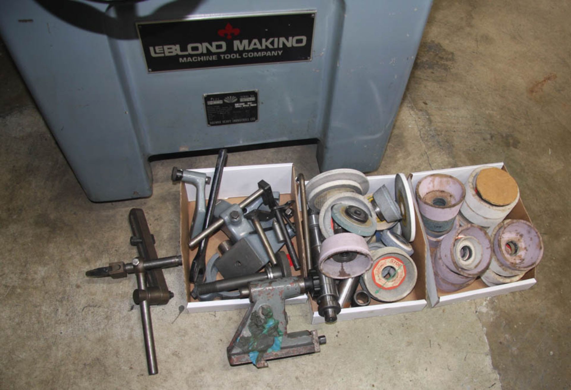 LeBLOND MAKINO C40 TOOL & CUTTER GRINDER, TILTING MANUAL WORK HEAD, TAILSTOCK WITH ASSORTED TOOLING, - Image 2 of 7