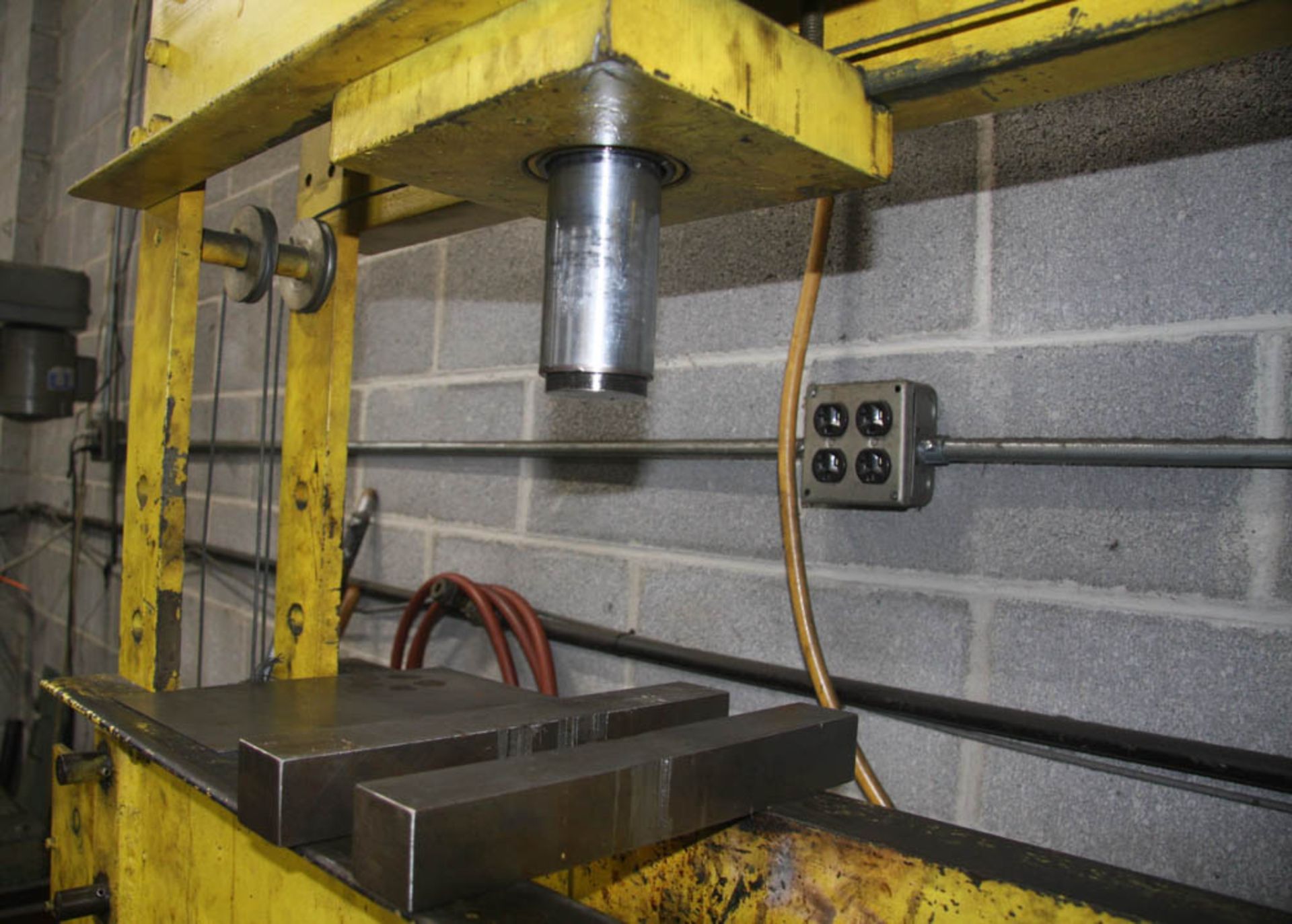 25 TON ENERPAC H-FRAME MANUAL HYDRAULIC PRESS, 30" BETWEEN HOUSING, ADJUSTABLE LOWER RAIL - Image 3 of 4