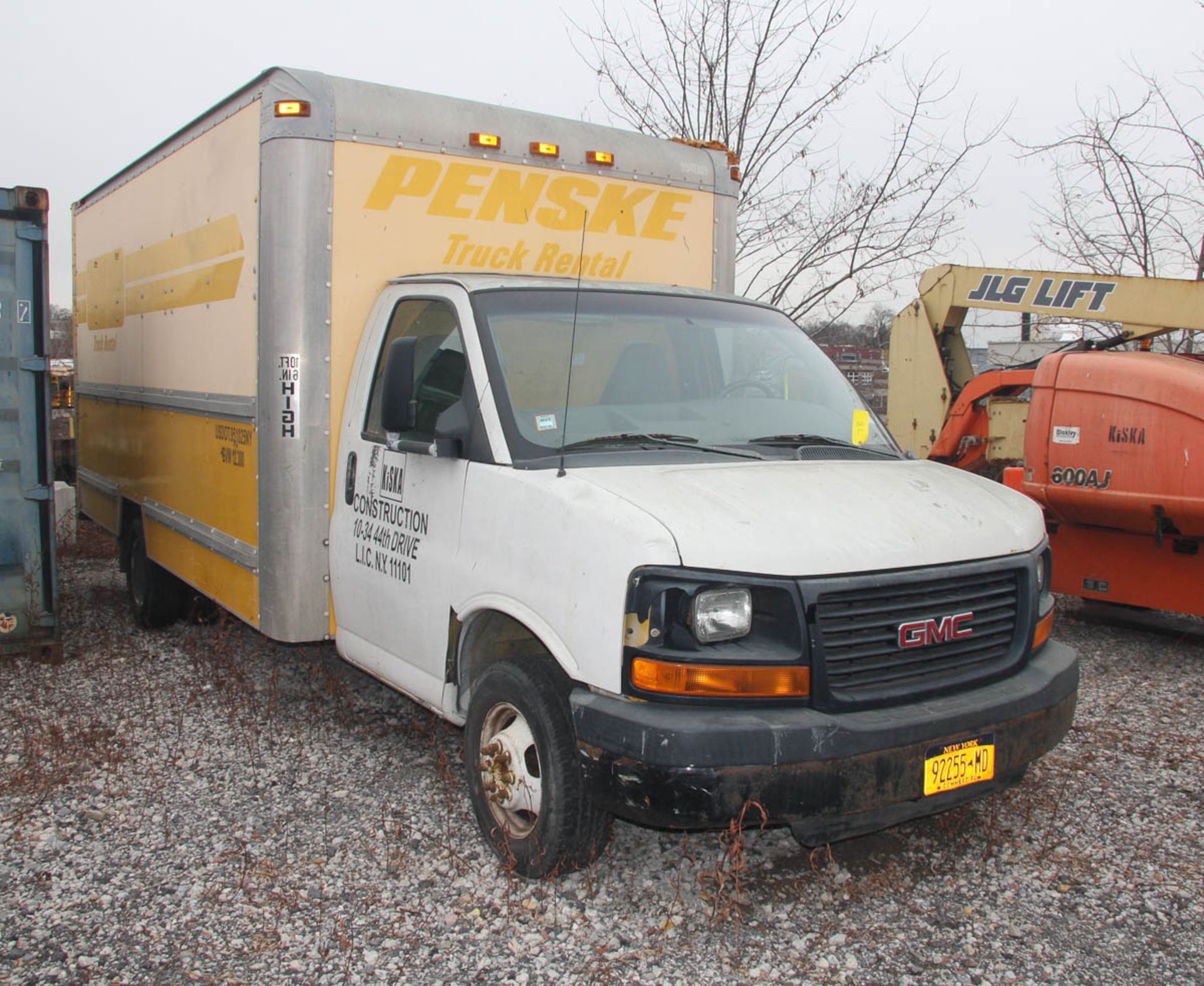 2008 GMC 15' BOX TRUCK, MORGAN BOX BODY, DUAL REAR WHEELS, SLIDE-OUT LOADING RAMP, APPROXIMATELY - Image 4 of 15